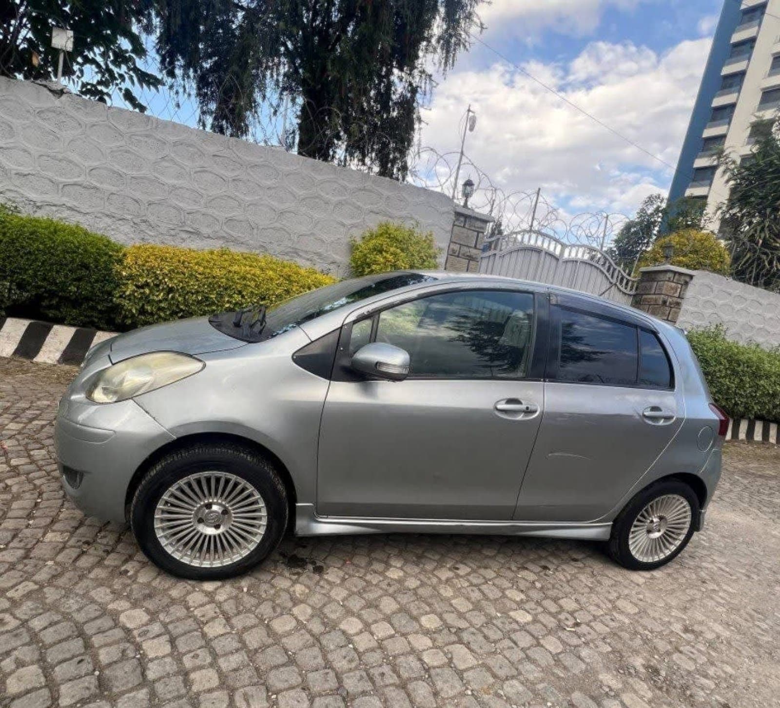2010 Toyota Yaris Compact — photo 3