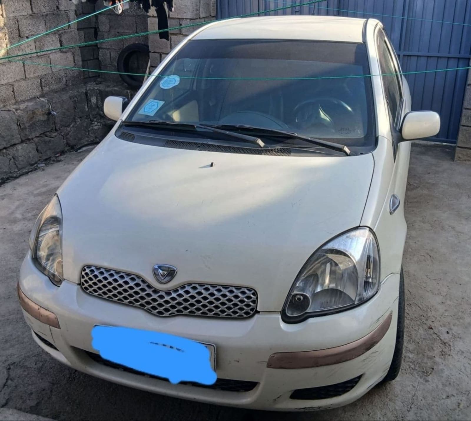 2004 Toyota Vitz — photo 1