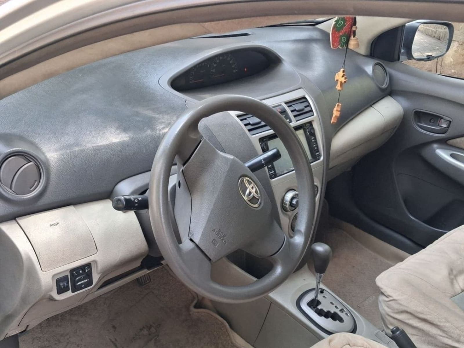 2010 Toyota Yaris Belta — photo 2