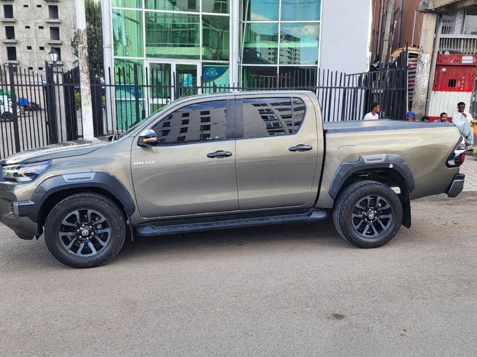 2021 Toyota Hilux Invincible — photo 3