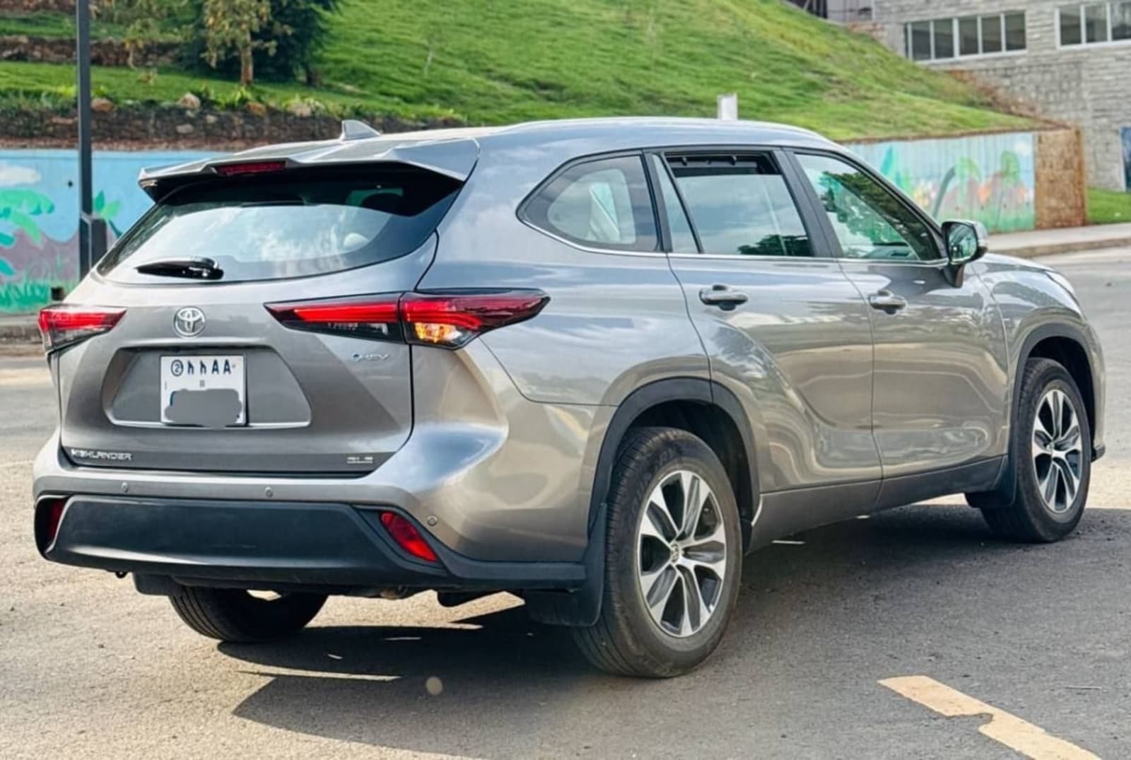 2025 Toyota Highlander — photo 2
