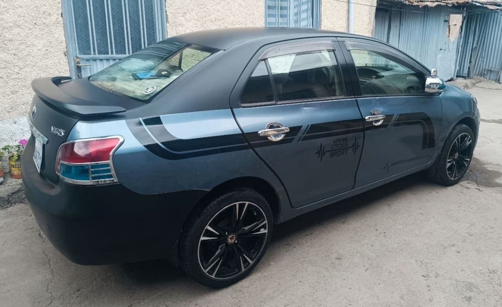 2010 Toyota Yaris Belta — photo 1