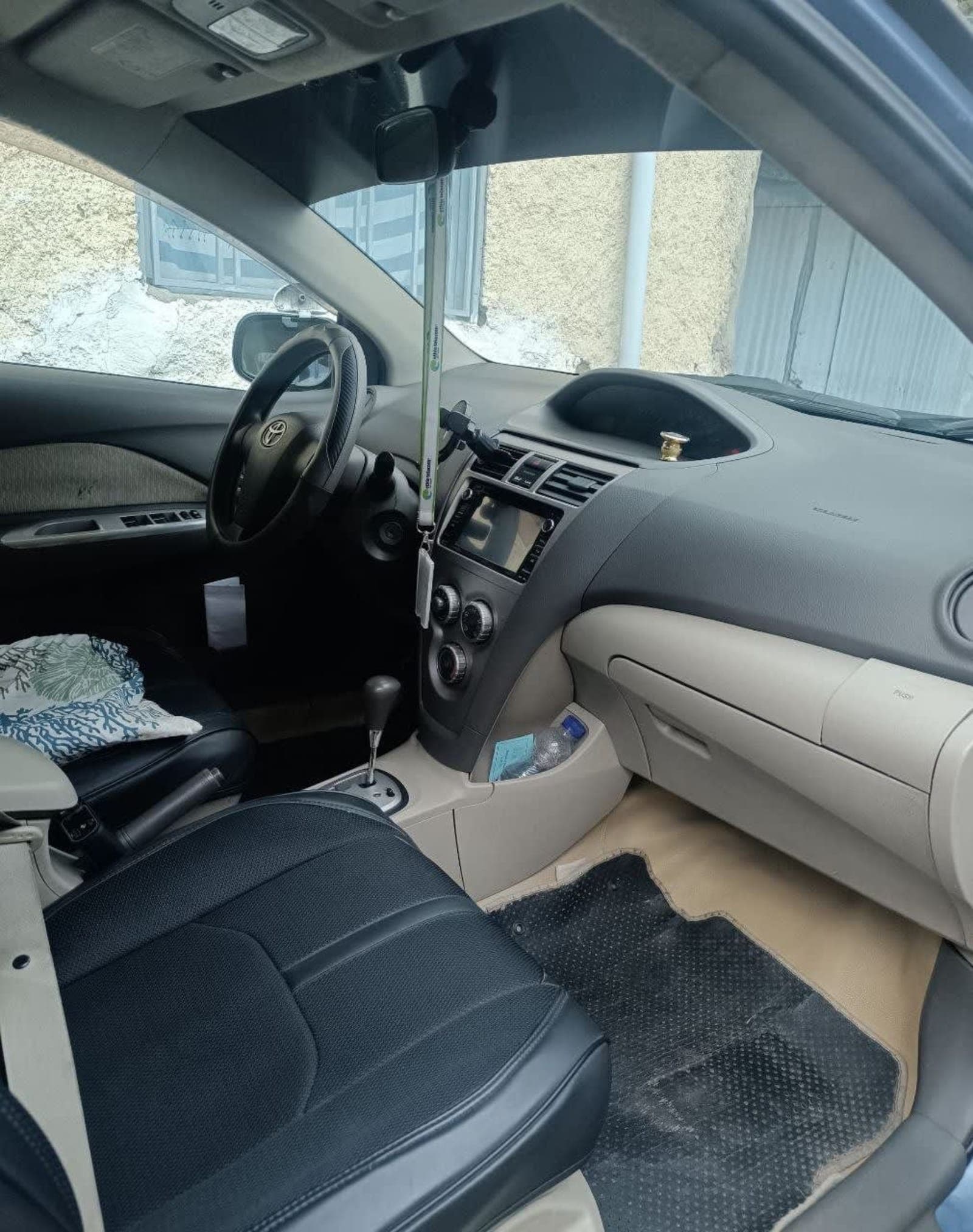 2010 Toyota Yaris Belta — photo 2