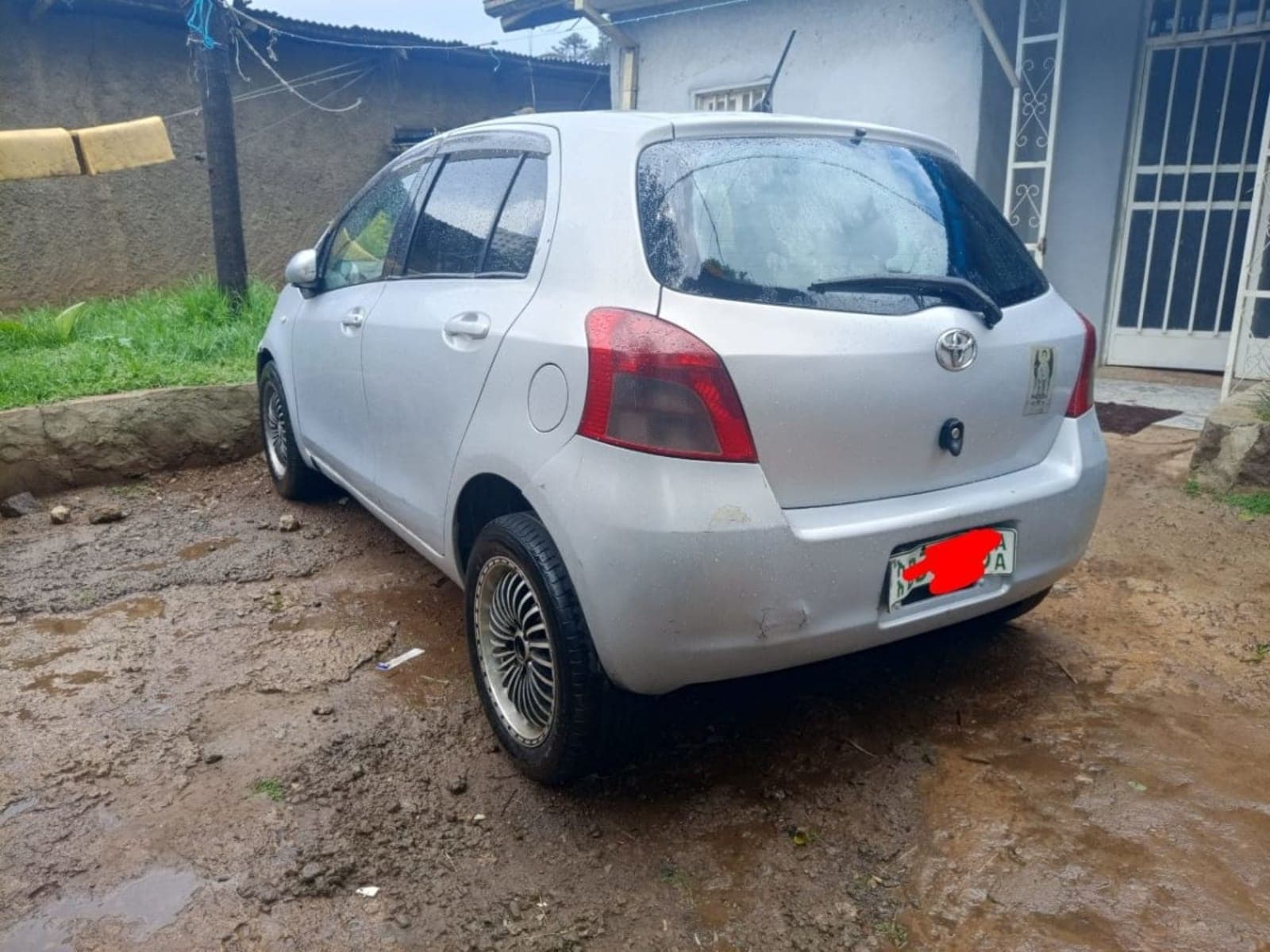 2005 Toyota Yaris Compact — photo 1