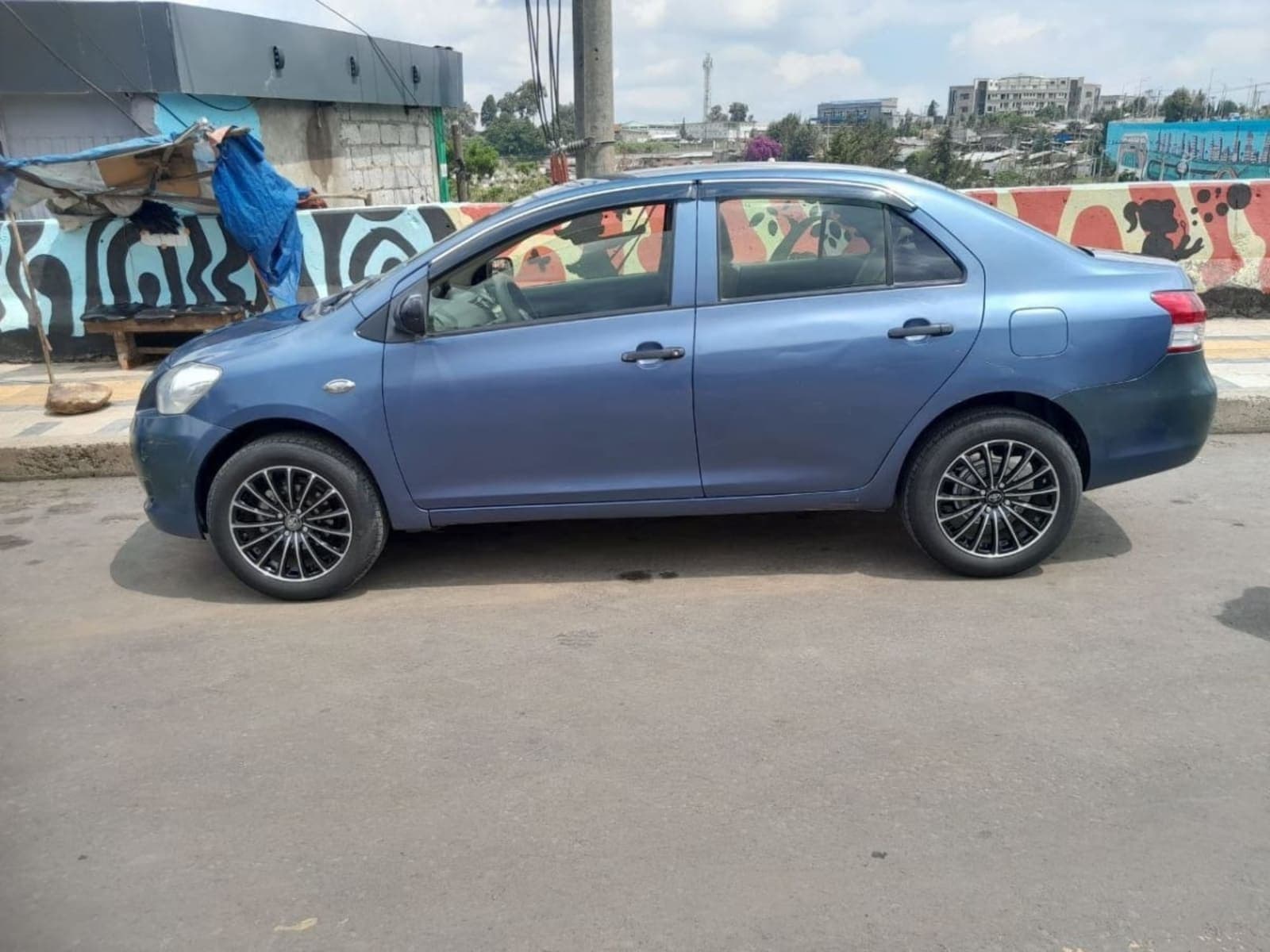2013 Toyota Yaris Sedan — photo 5