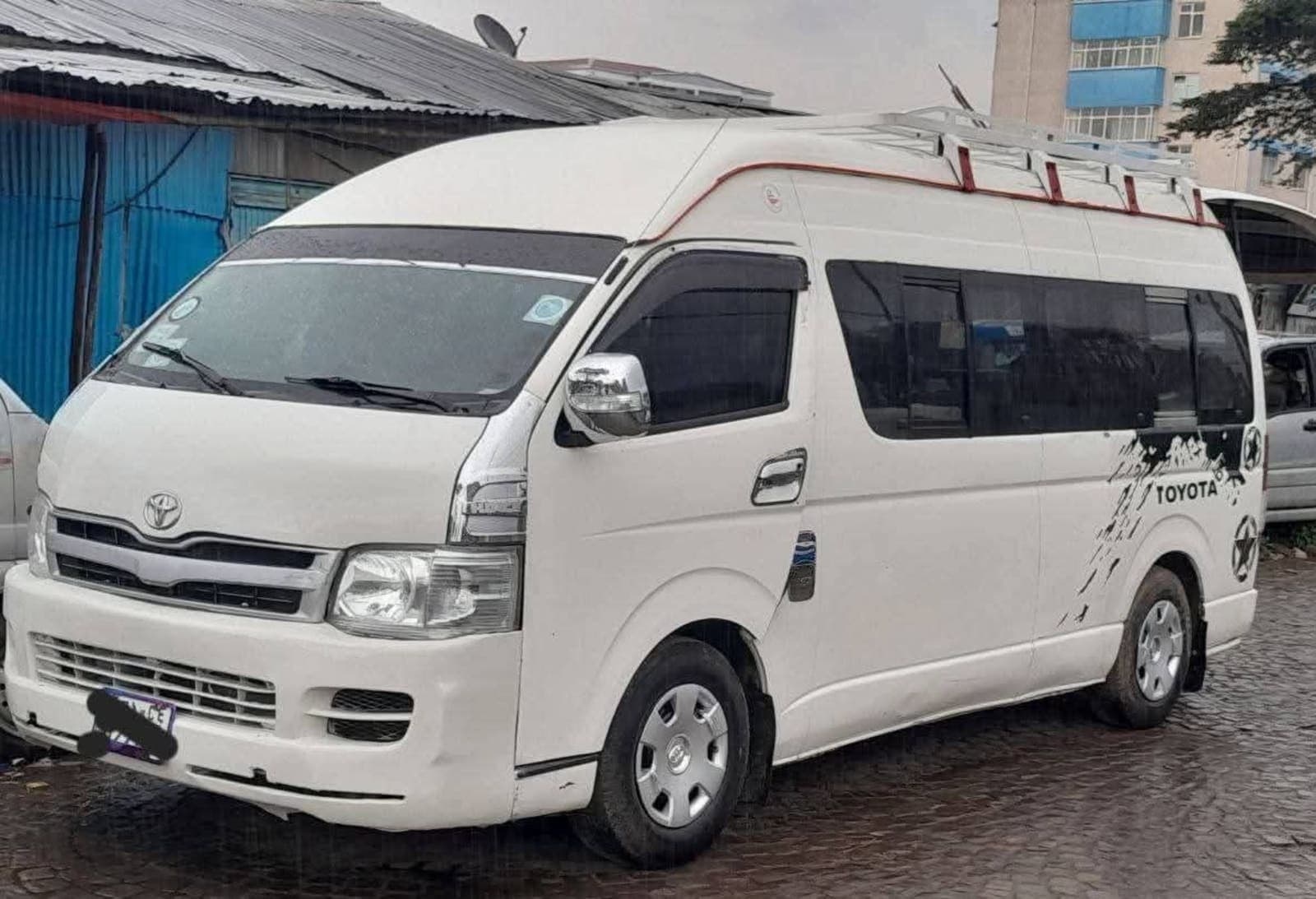 2012 Toyota Hiace โ photo 2