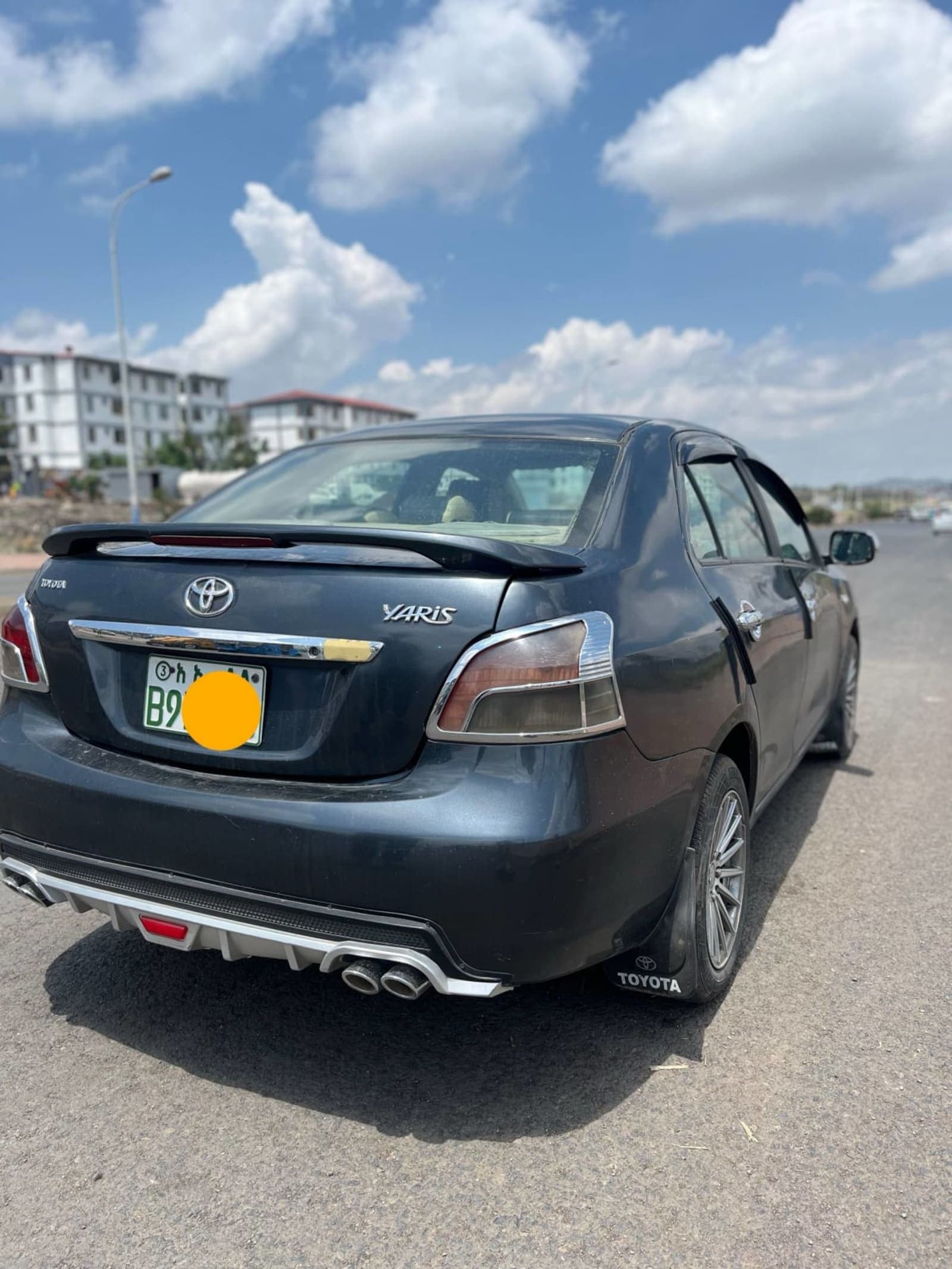 2009 Toyota Yaris Sedan — photo 1