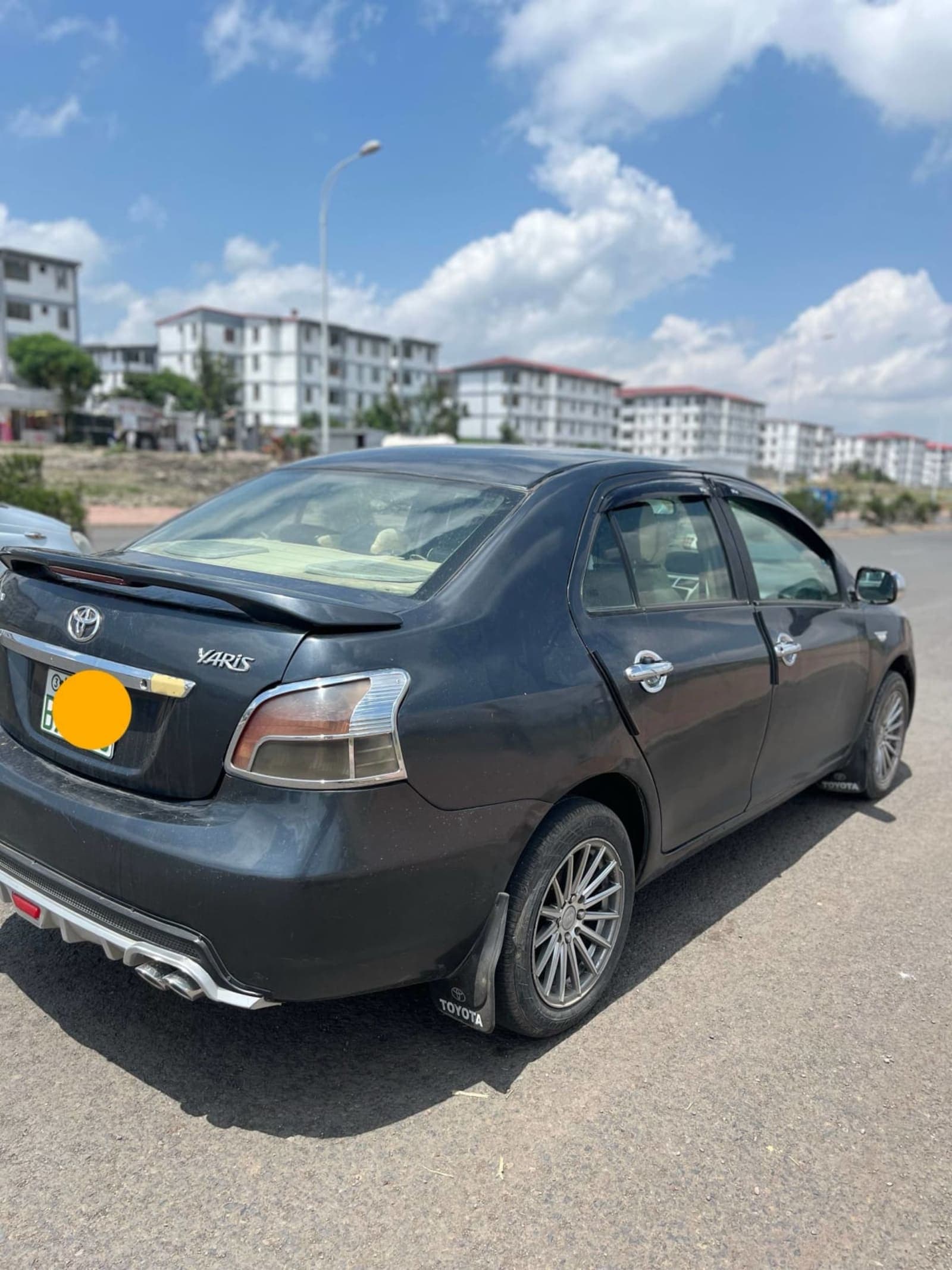 2009 Toyota Yaris Sedan — photo 2