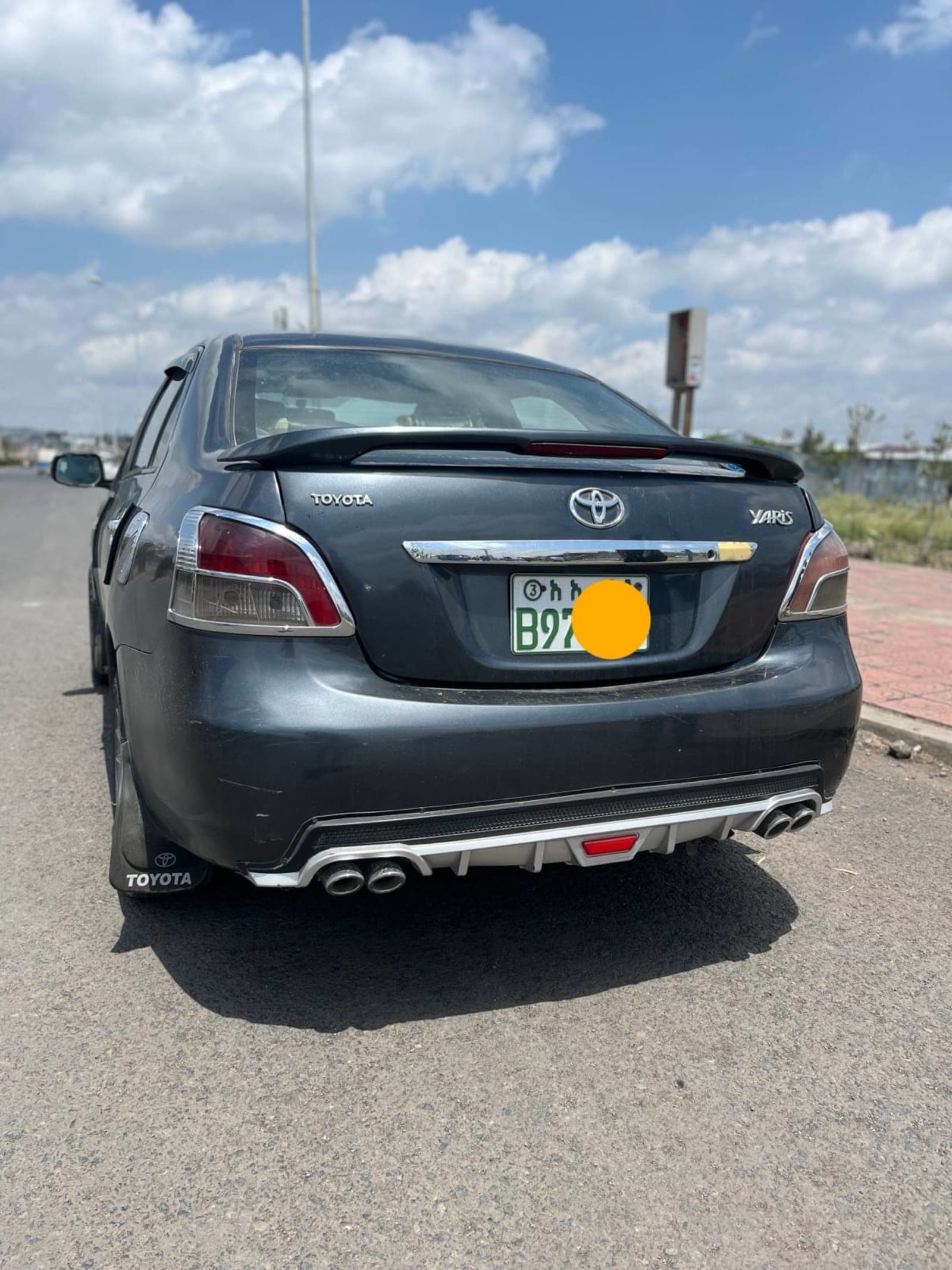 2009 Toyota Yaris Sedan — photo 4