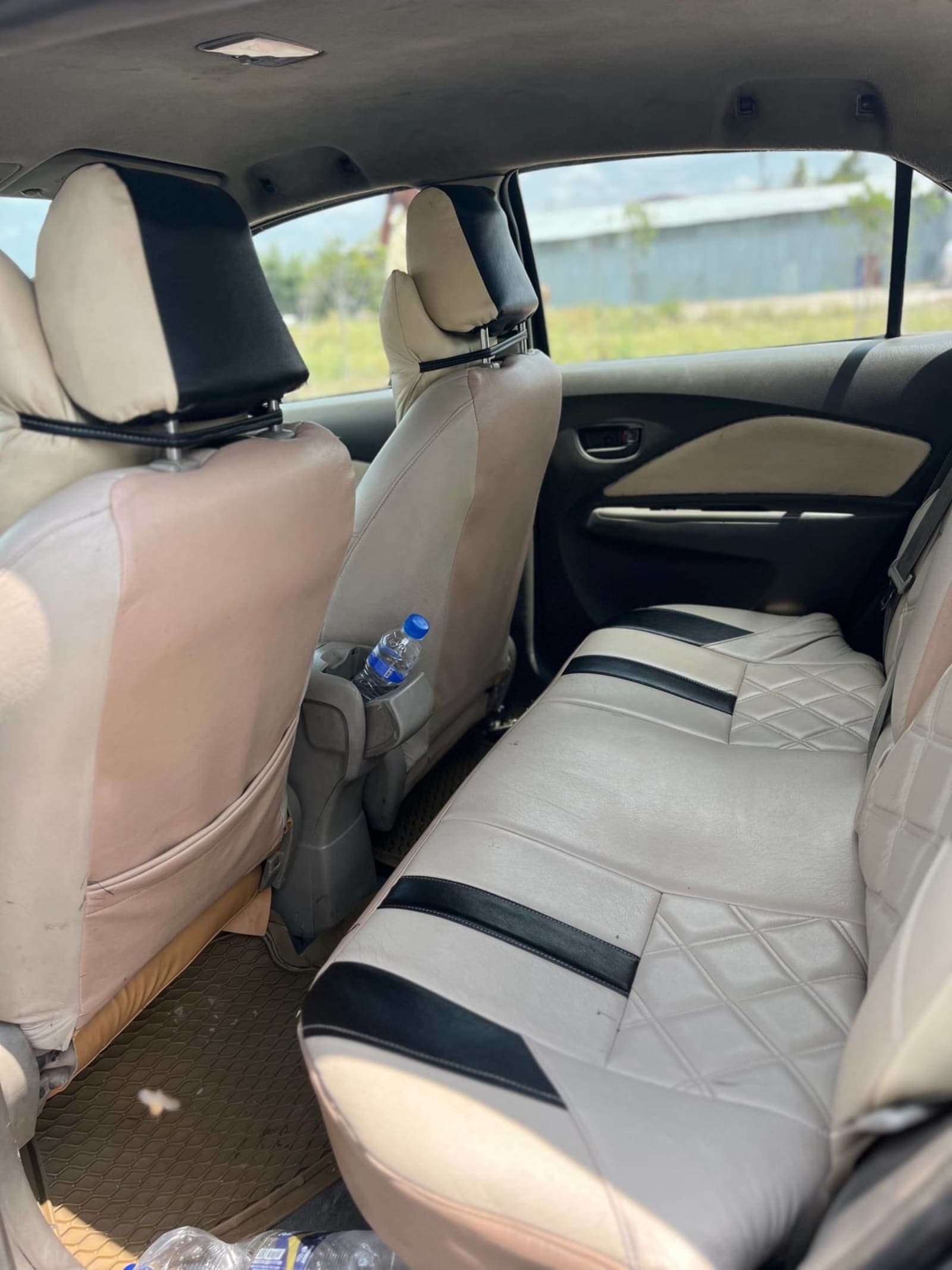 2009 Toyota Yaris Sedan — photo 5