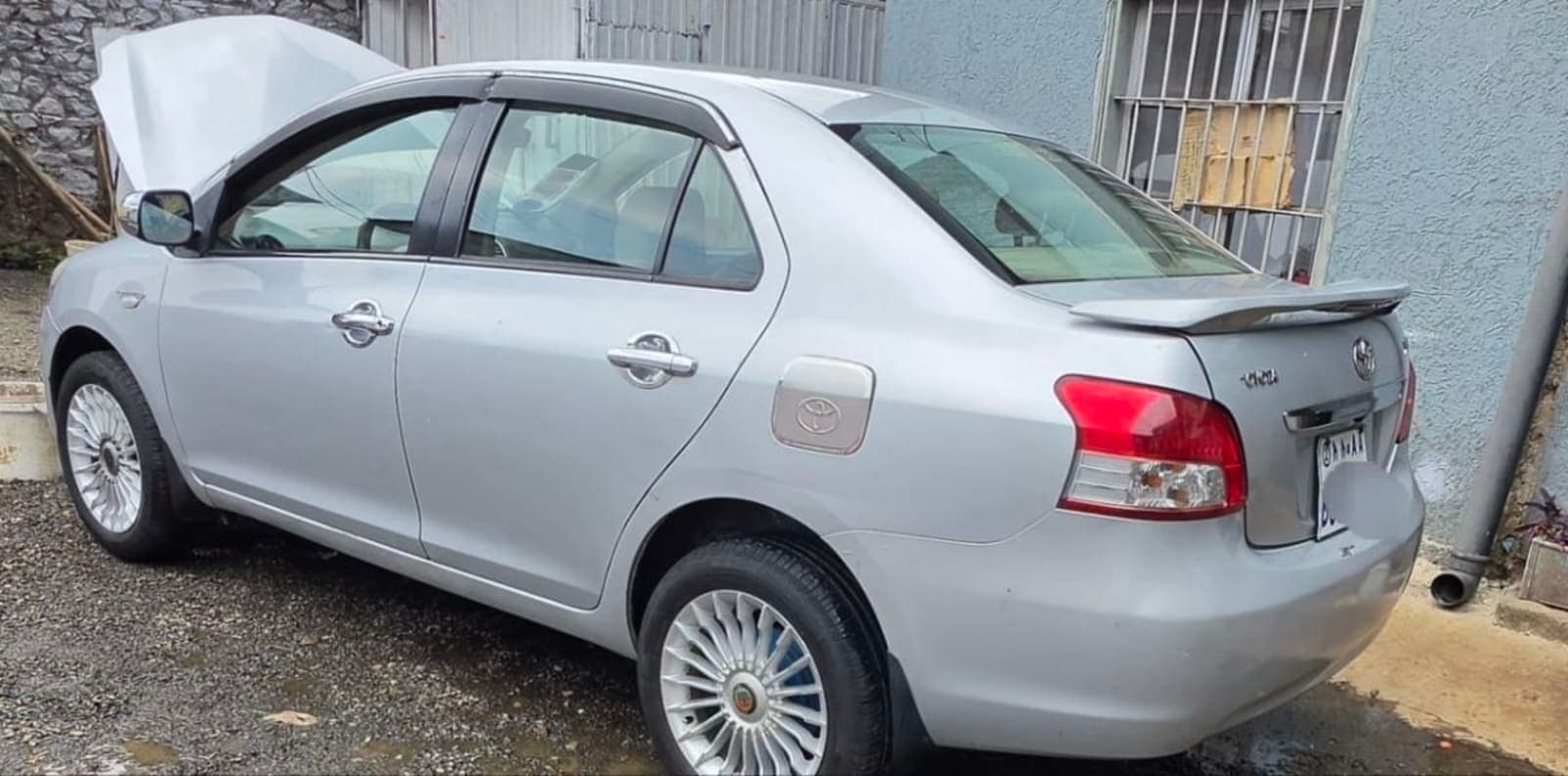 2010 Toyota Yaris Belta — photo 1