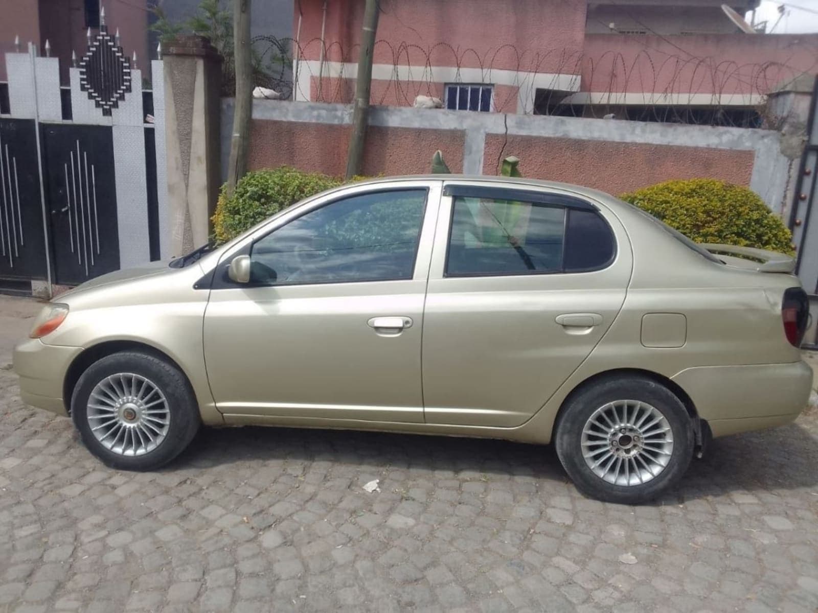 2001 Toyota Platz — photo 2