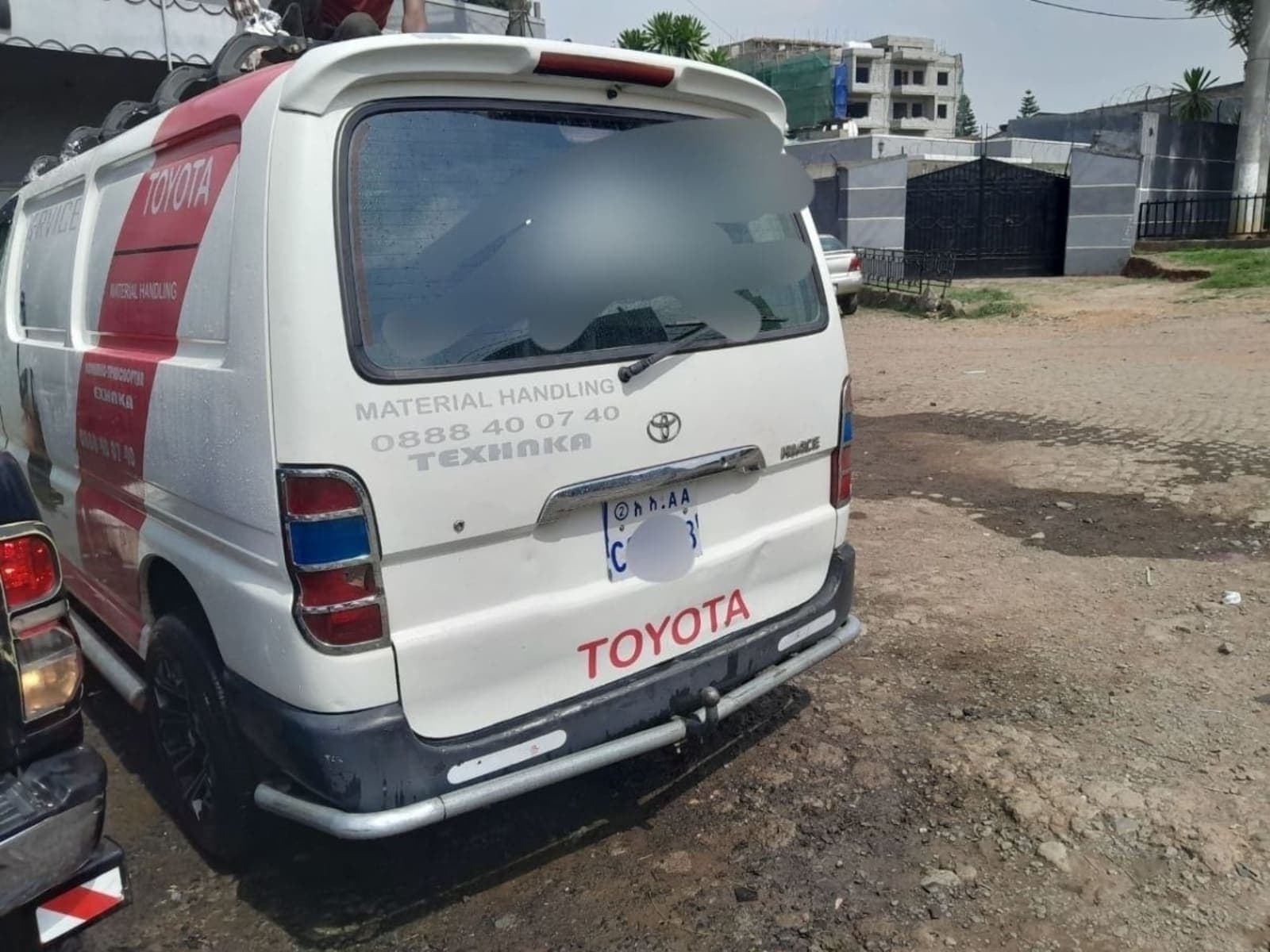 2011 Toyota shark fabric van — photo 4