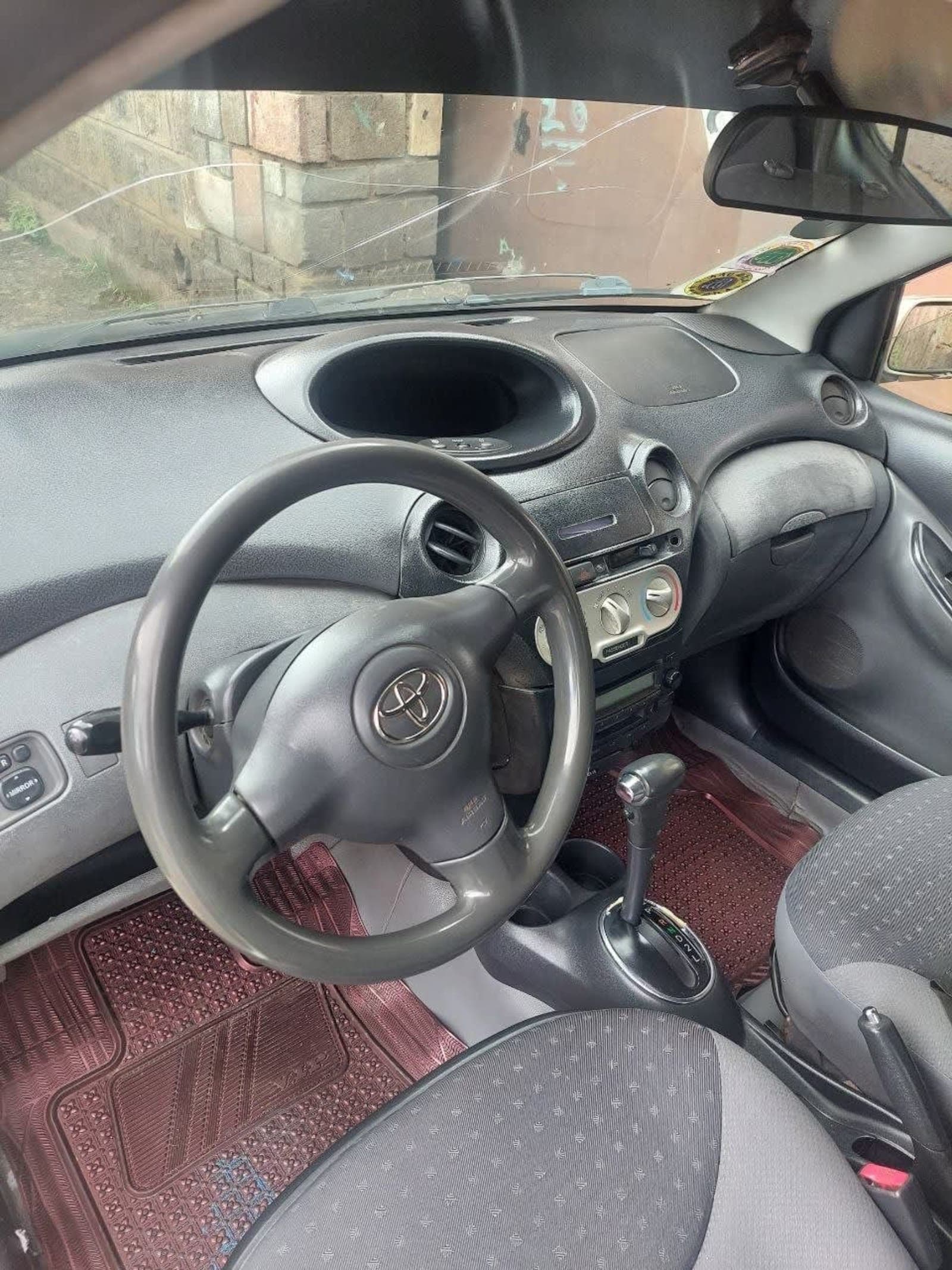 2004 Toyota Vitz — photo 1