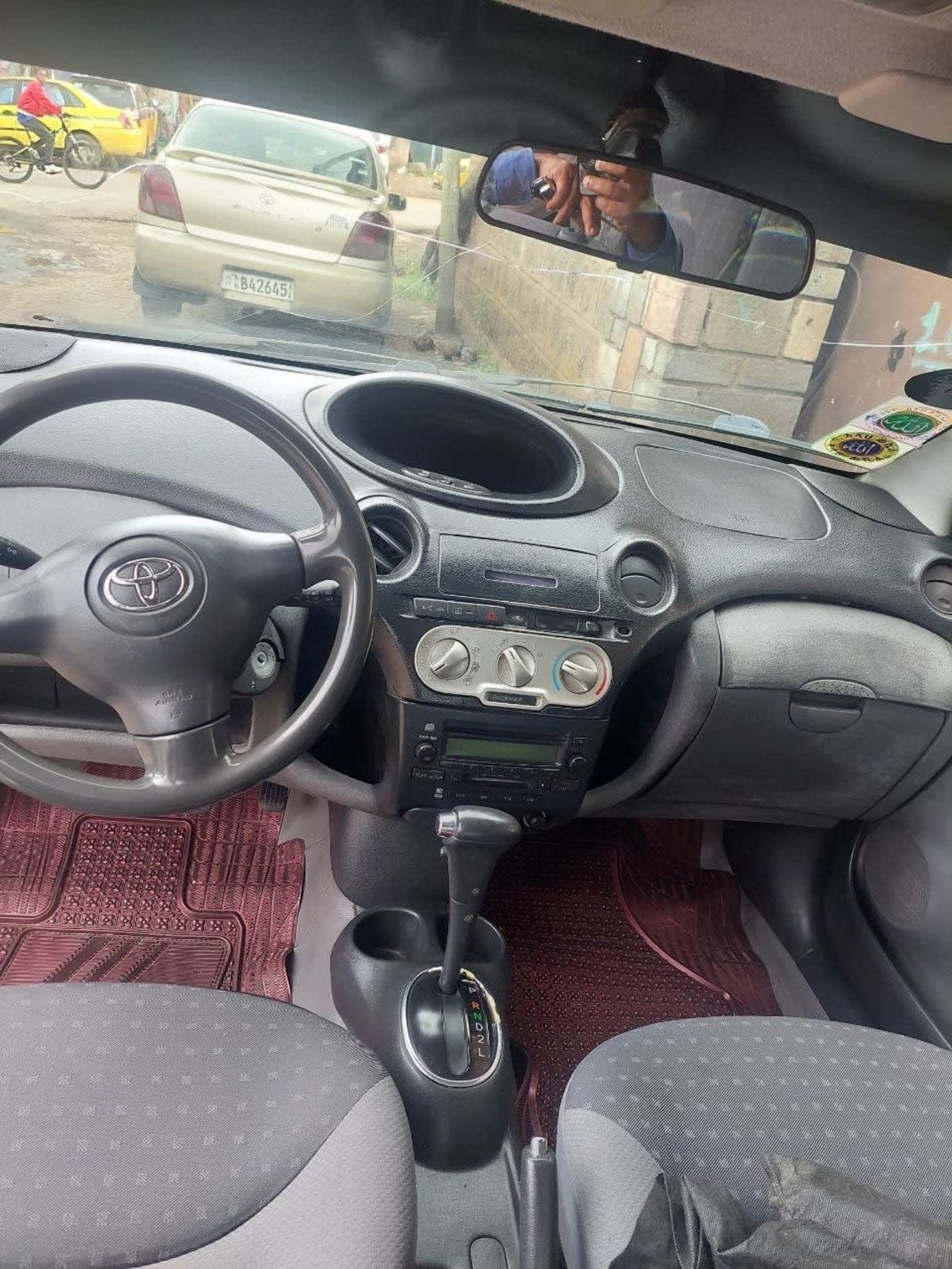 2004 Toyota Vitz — photo 2