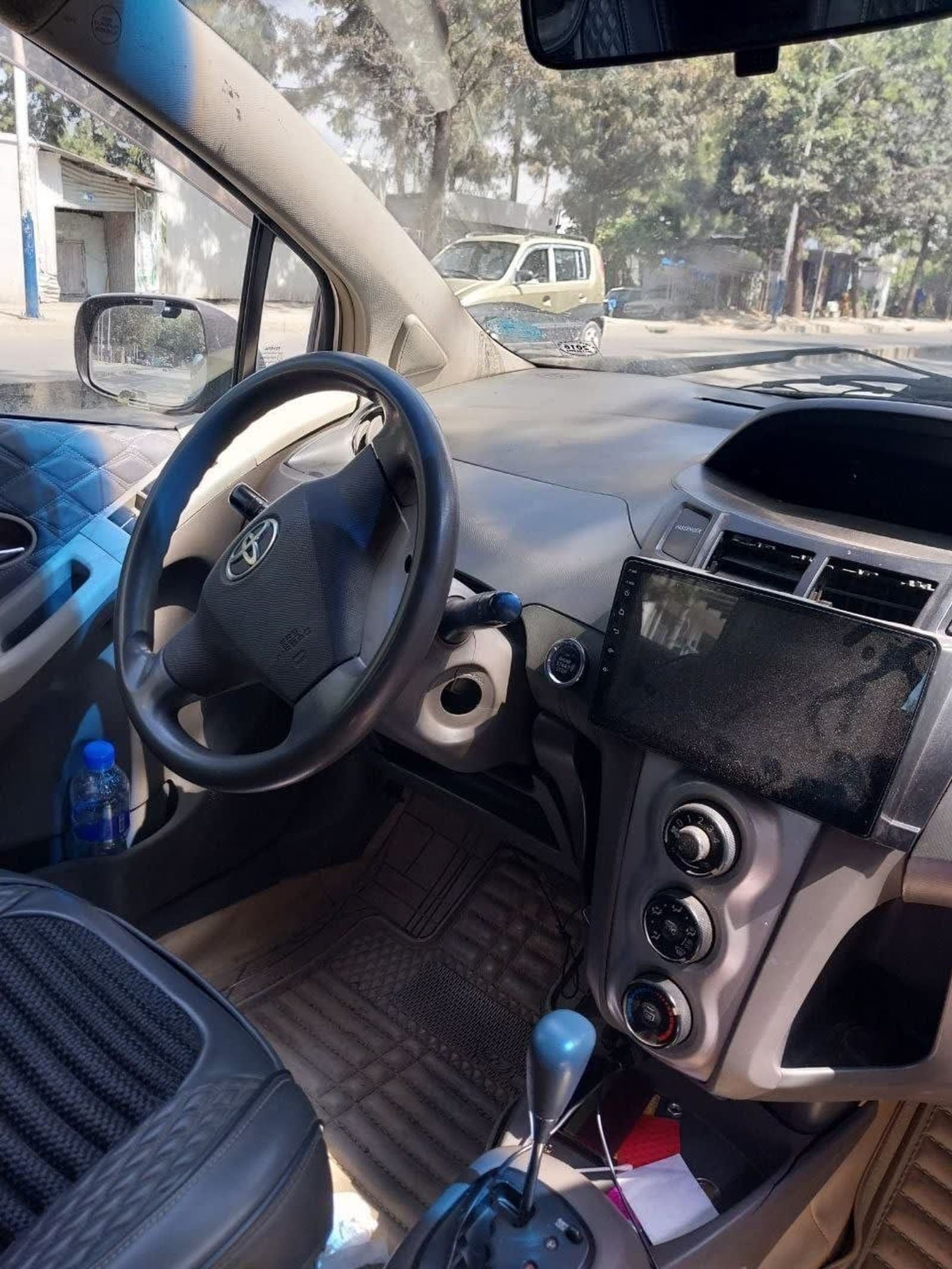 2009 Toyota Yaris compact — photo 1