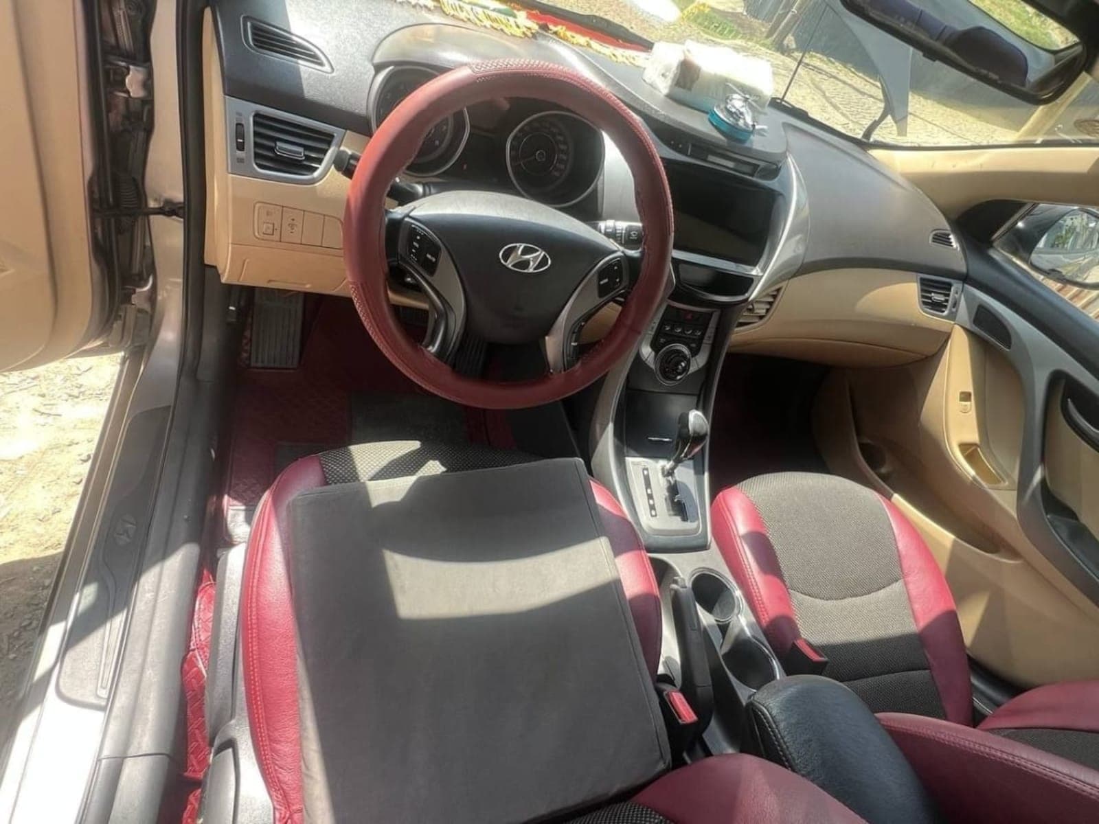 2012 Hyundai Elantra — photo 2