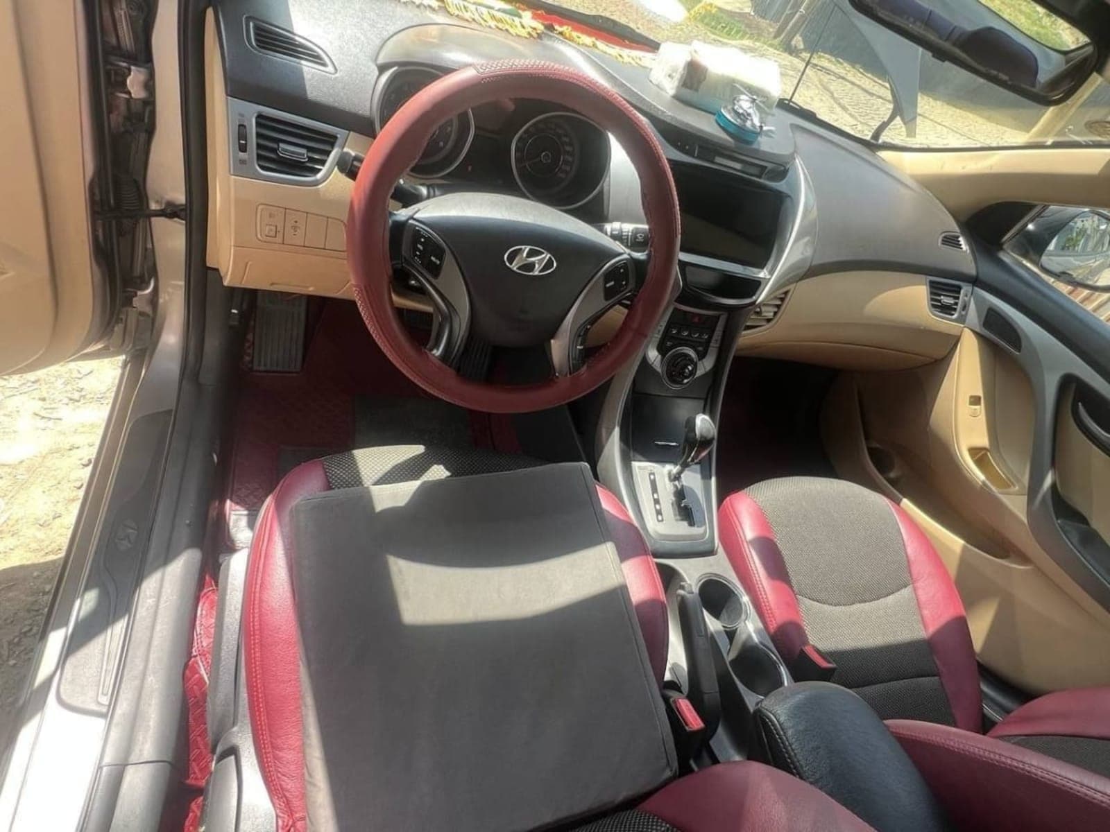 2012 Hyundai Elentra — photo 6