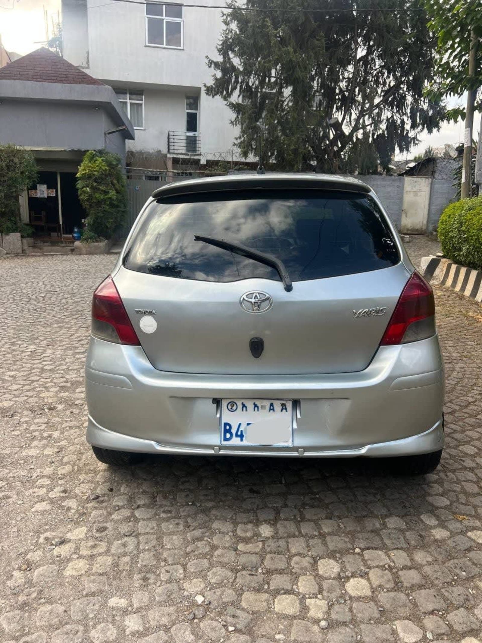2010 Toyota Yaris Compact — photo 1