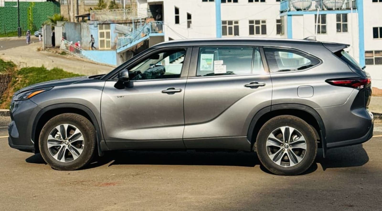 2025 Toyota Highlander — photo 2