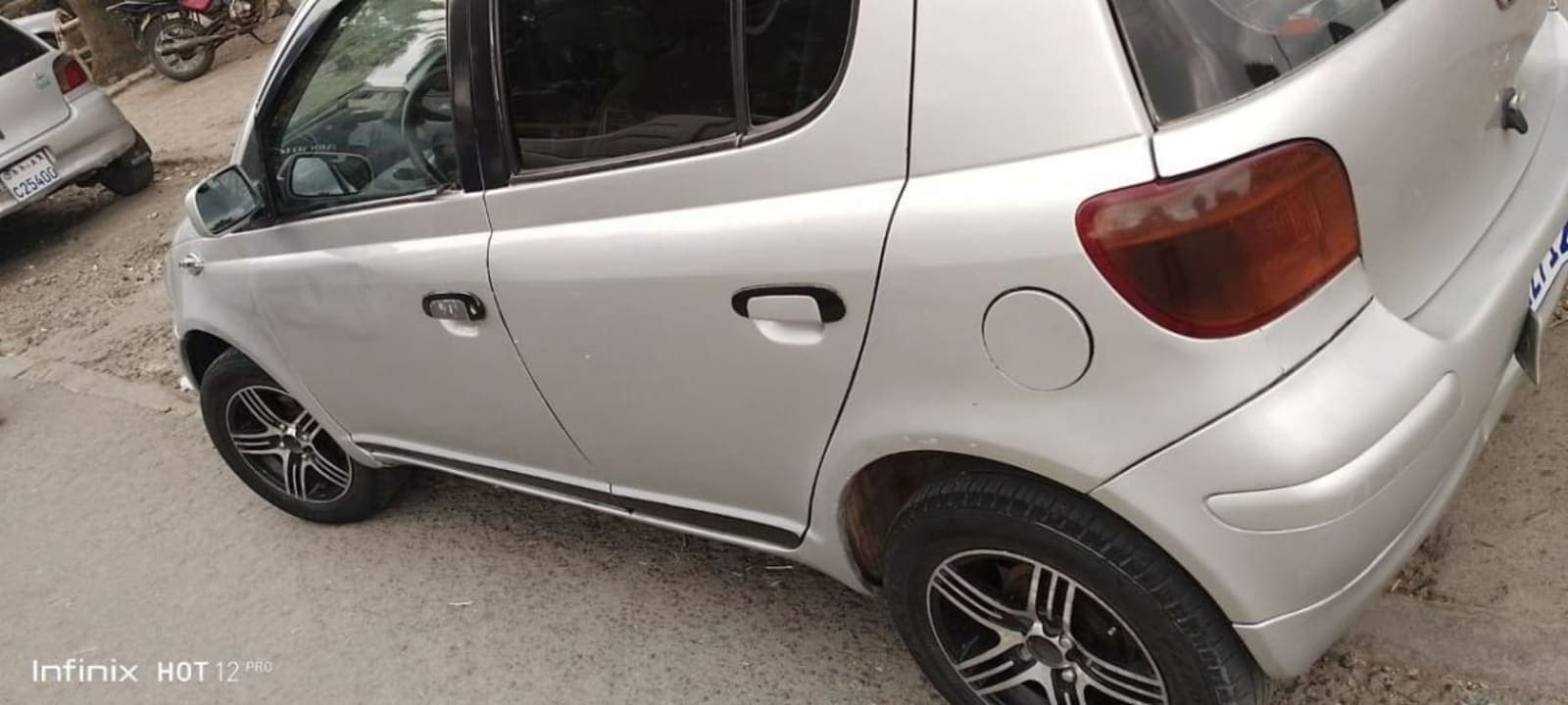 2002 Toyota Vitz — photo 3