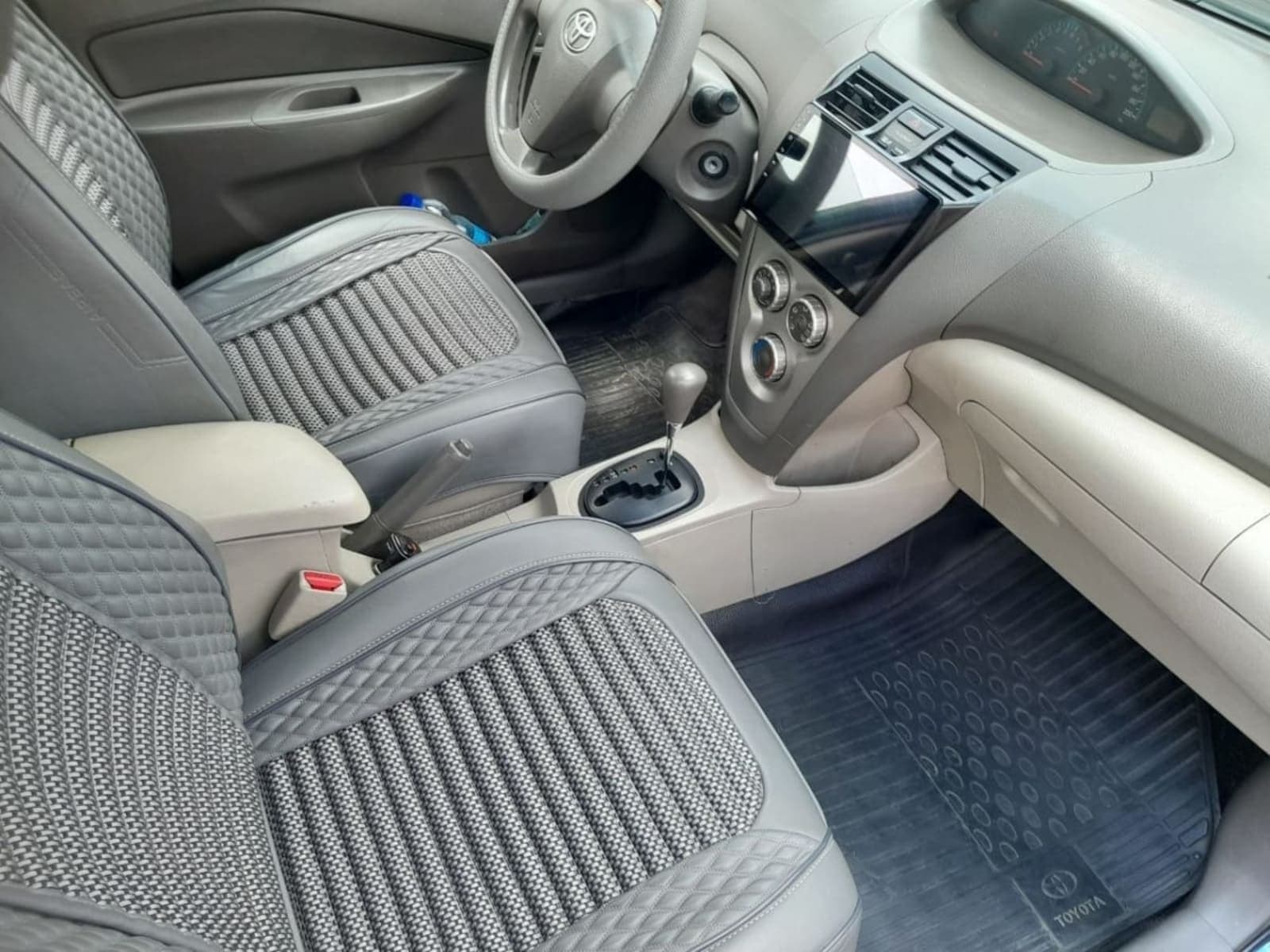 2013 Toyota Yaris Sedan — photo 2