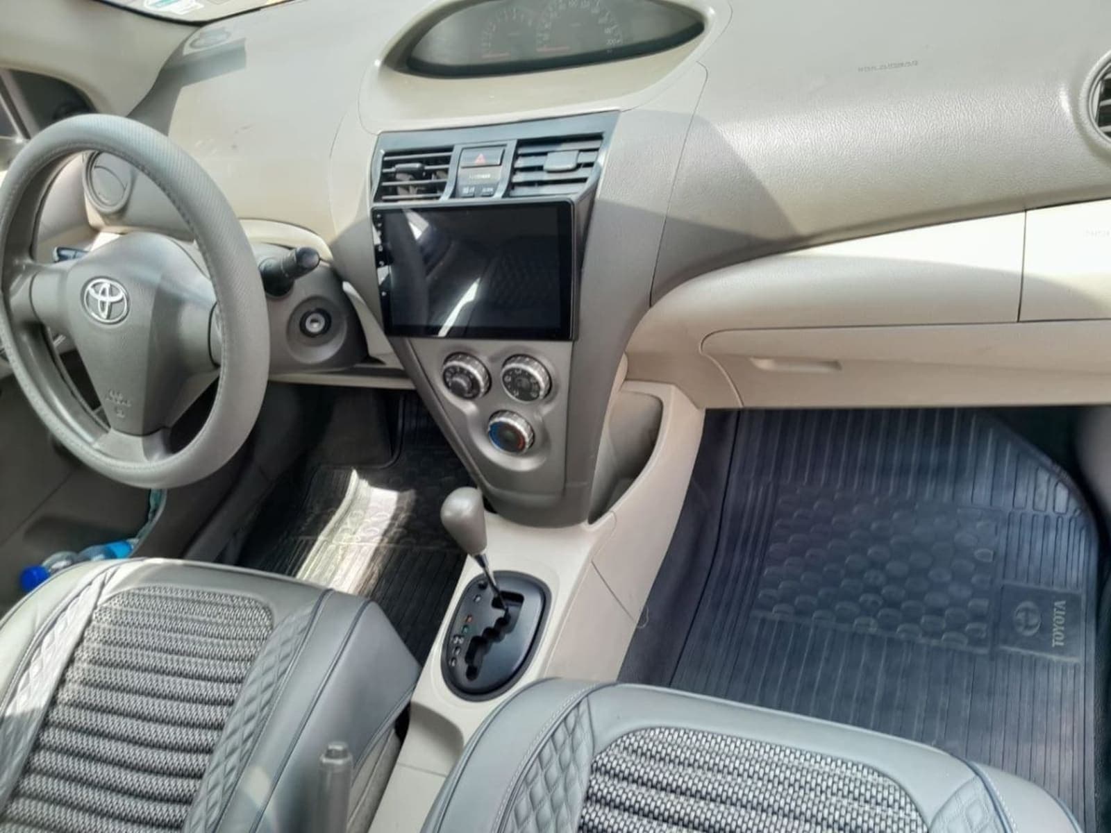 2013 Toyota Yaris Sedan — photo 3
