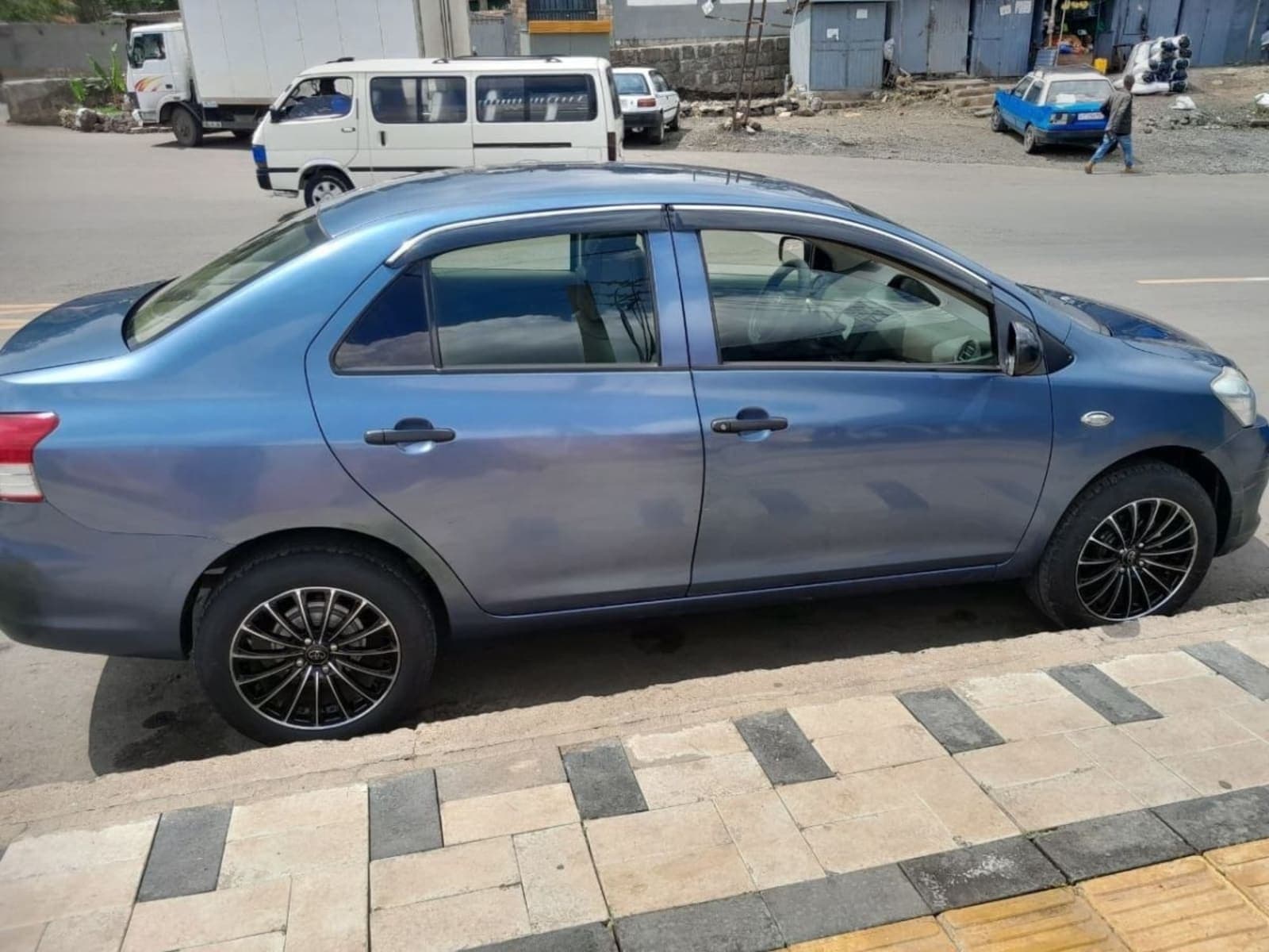2013 Toyota Yaris Sedan — photo 4