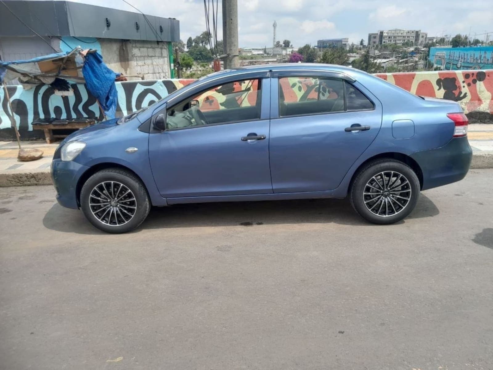 2013 Toyota Yaris Sedan — photo 5