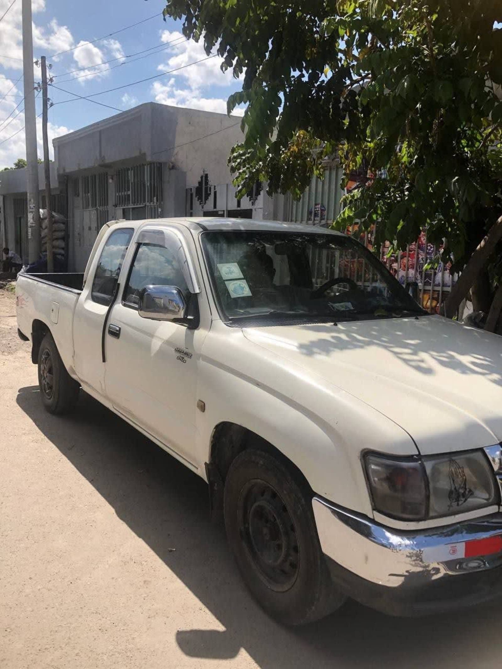 2002 Toyota Hilux — photo 1