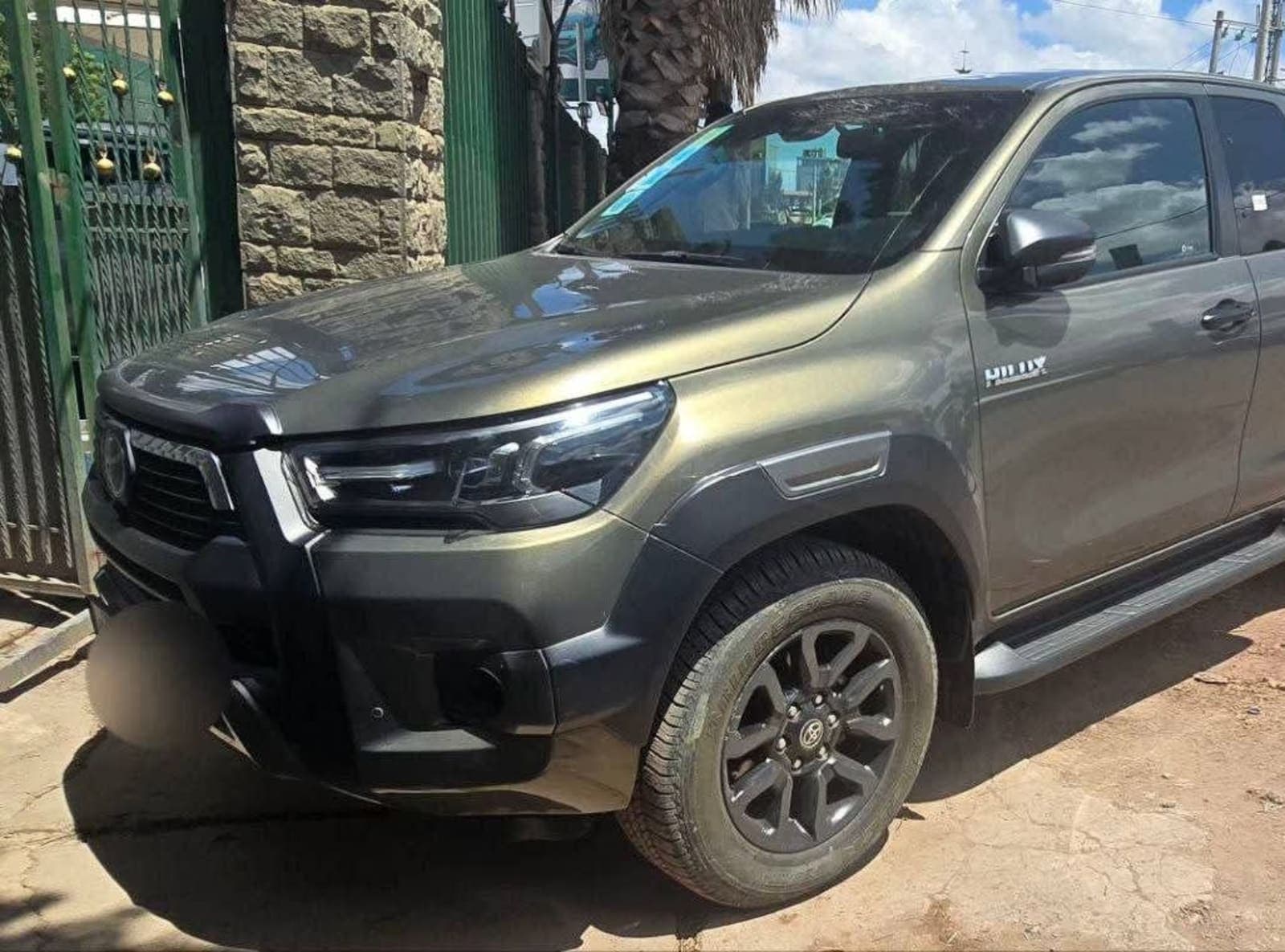 2022 Toyota Invincible — photo 2