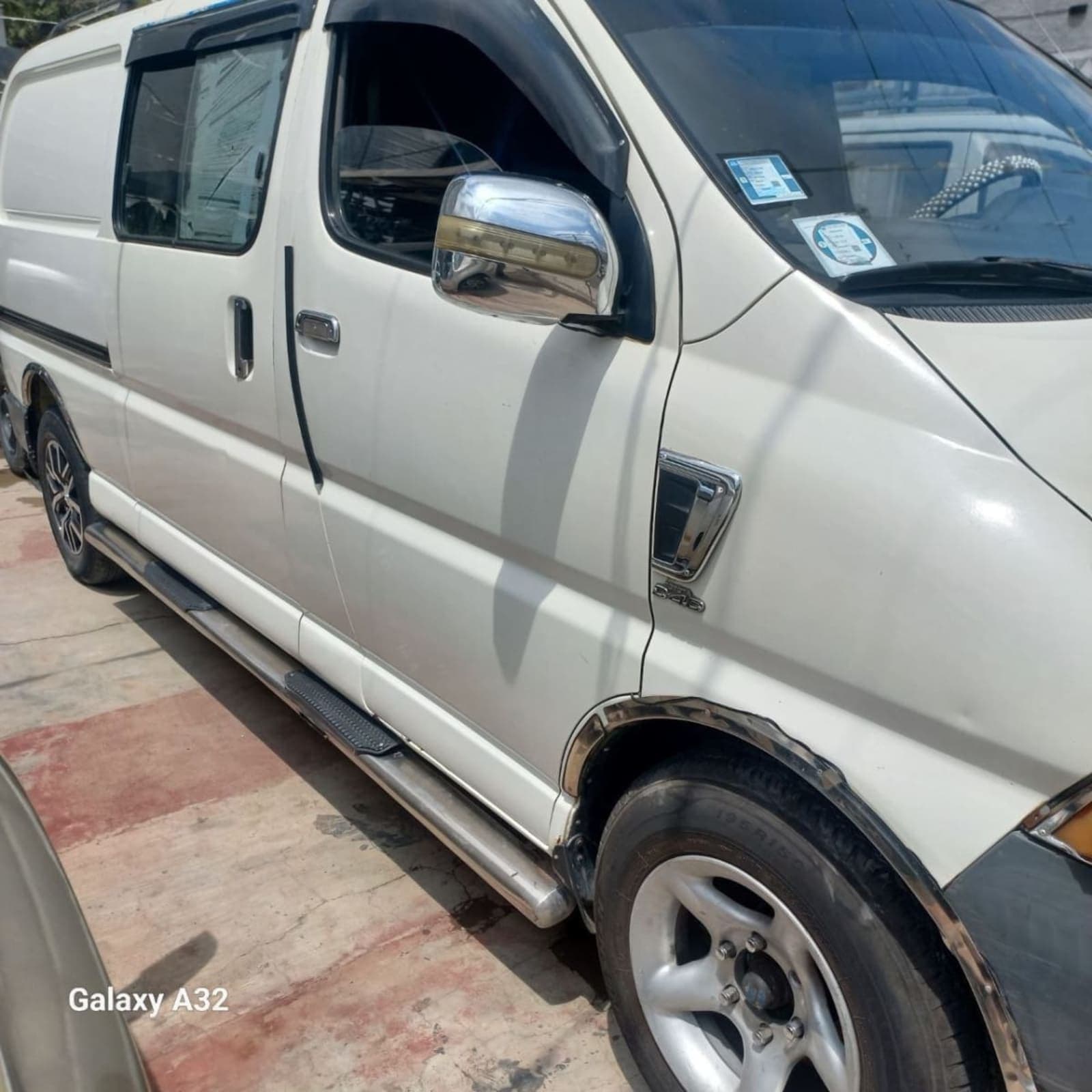 2005 Toyota D4D van — photo 2