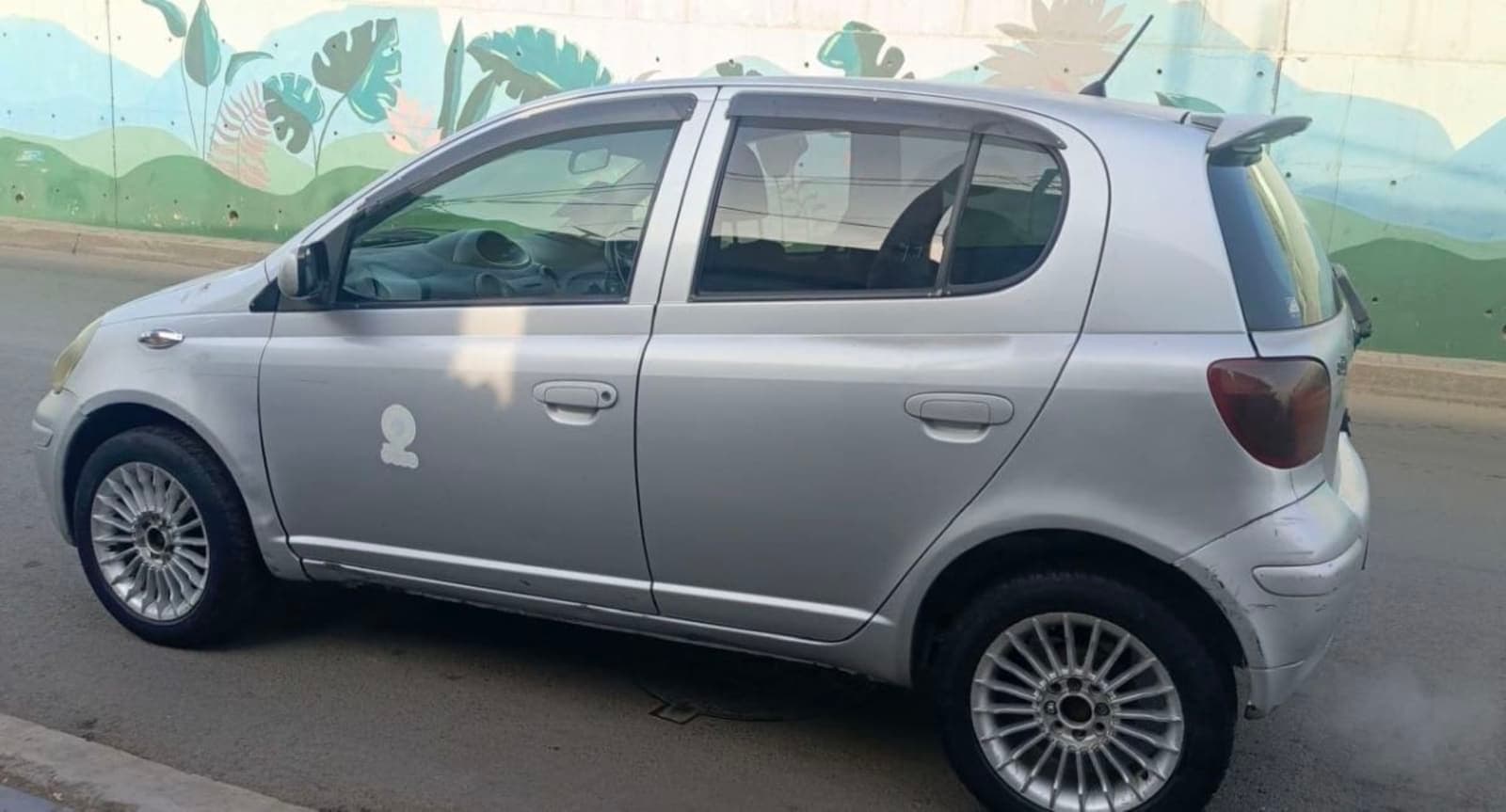 2004 Toyota Vitz — photo 1