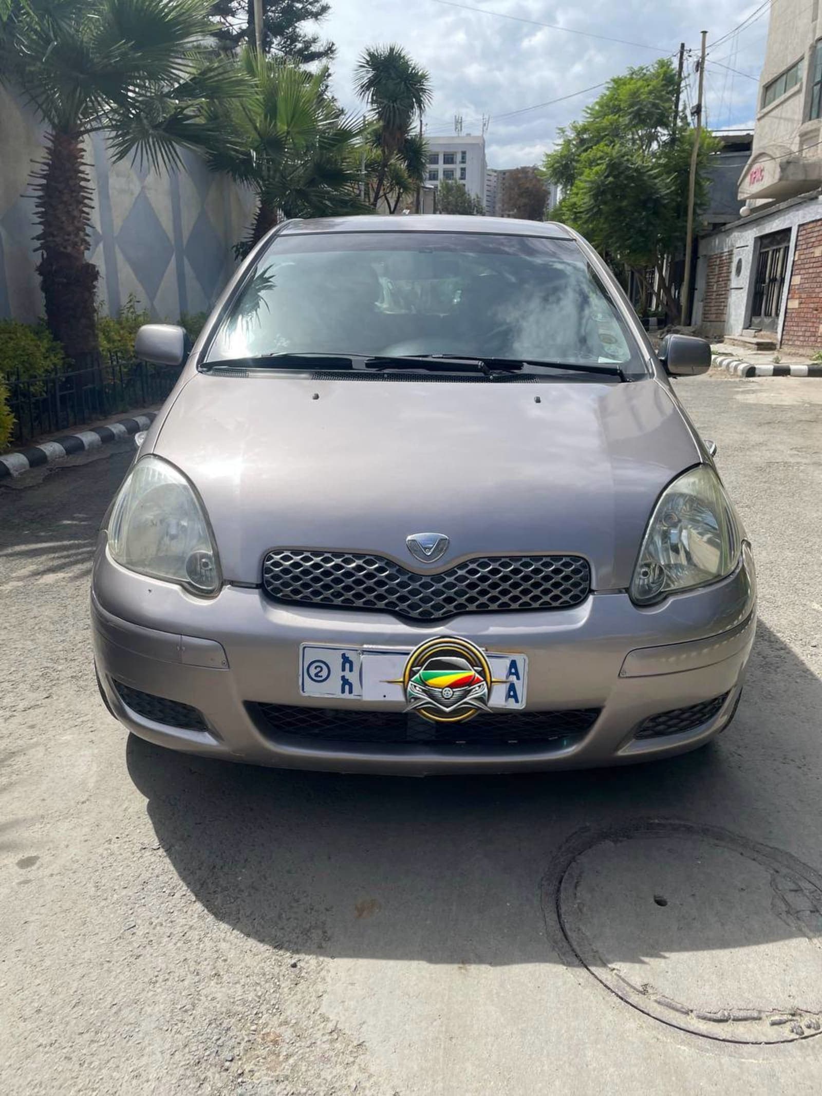 2004 Toyota Vitz — photo 1