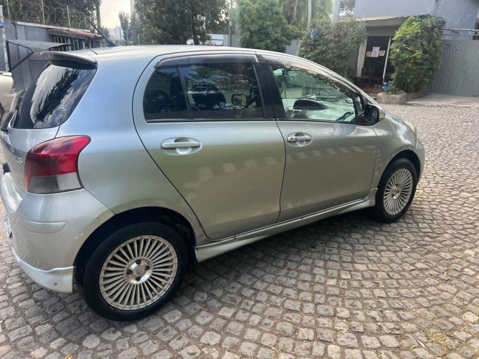 2010 Toyota Yaris Compact — photo 3