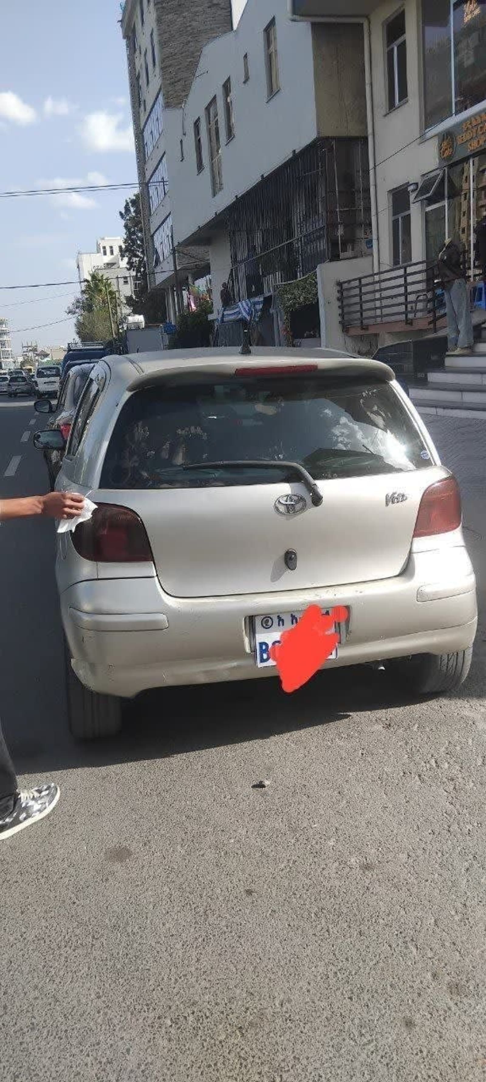 2005 Toyota Vitz — photo 1