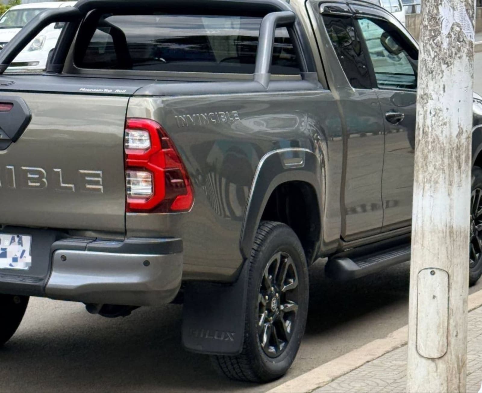 2022 Toyota Hilux invincible — photo 6