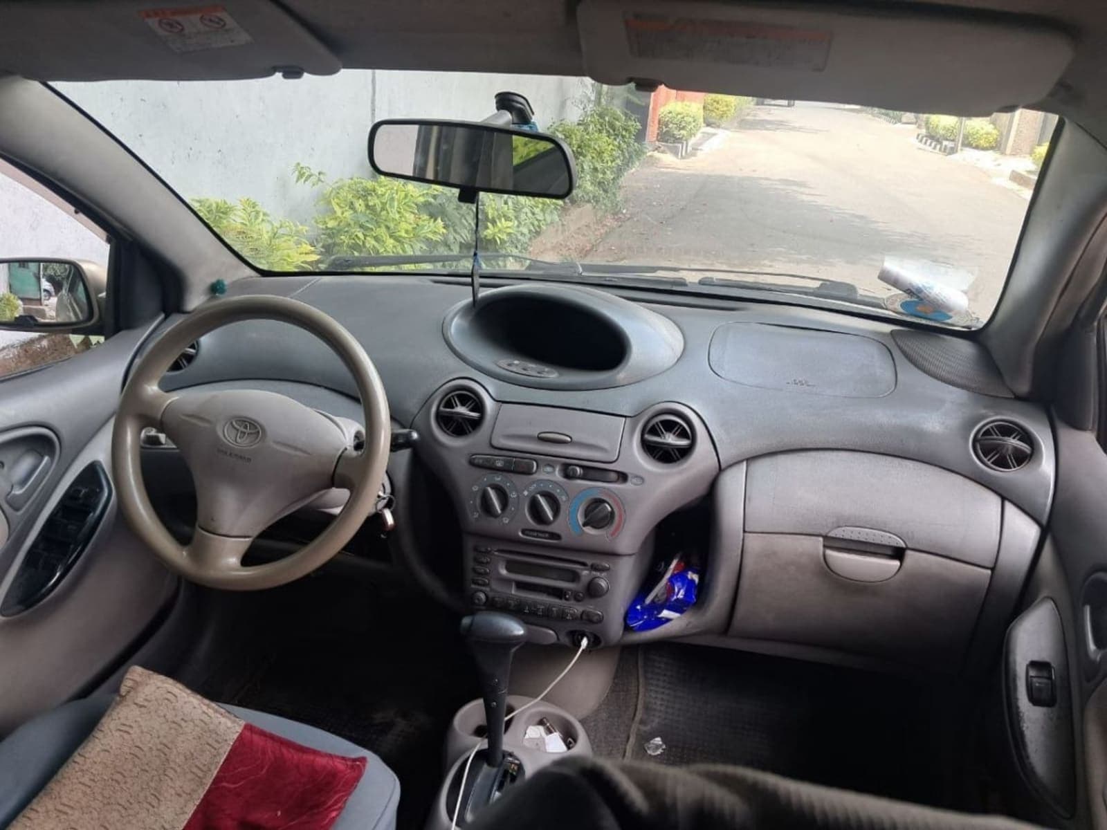 2001 Toyota Platz — photo 1