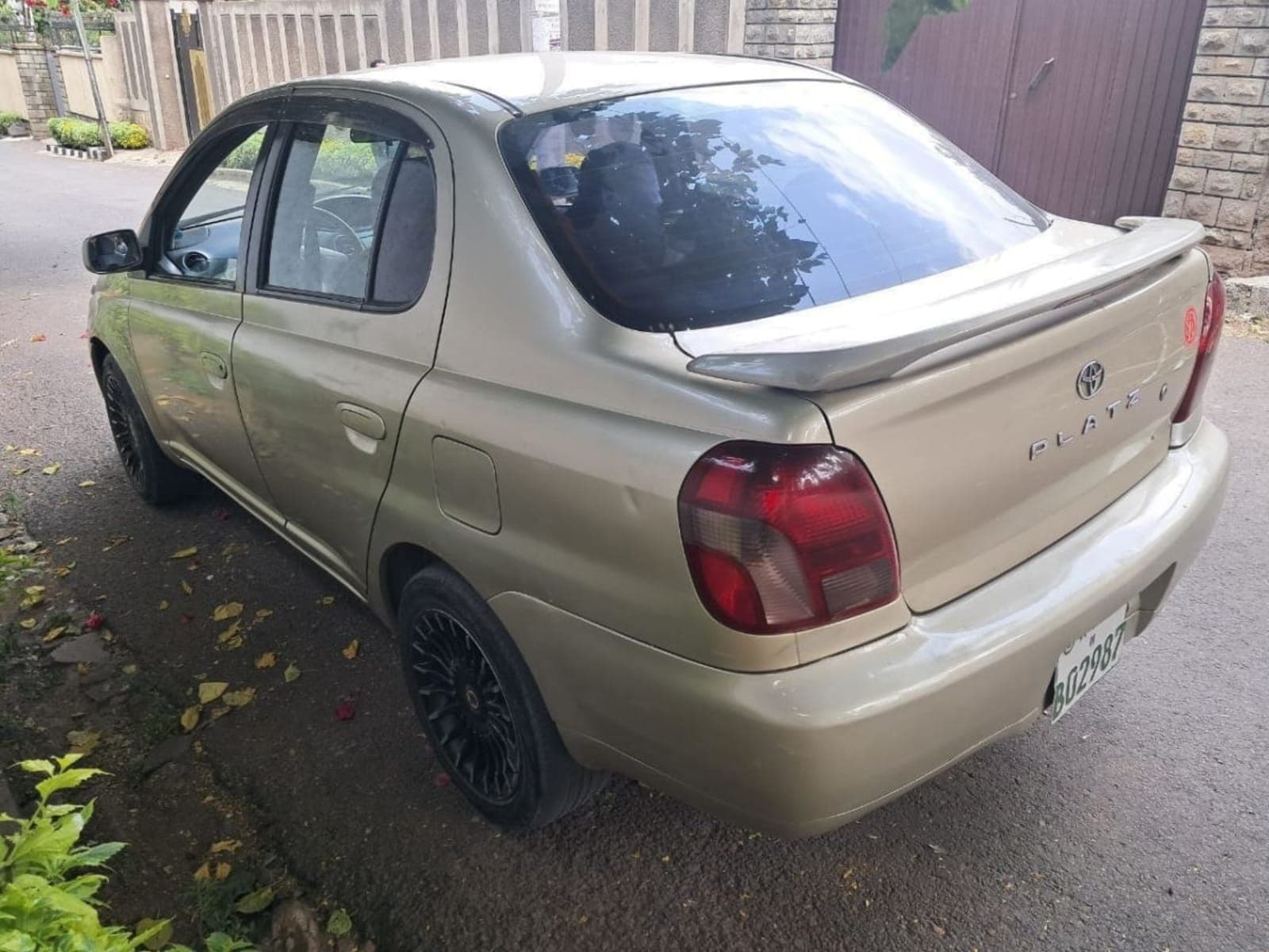 2001 Toyota Platz — photo 2