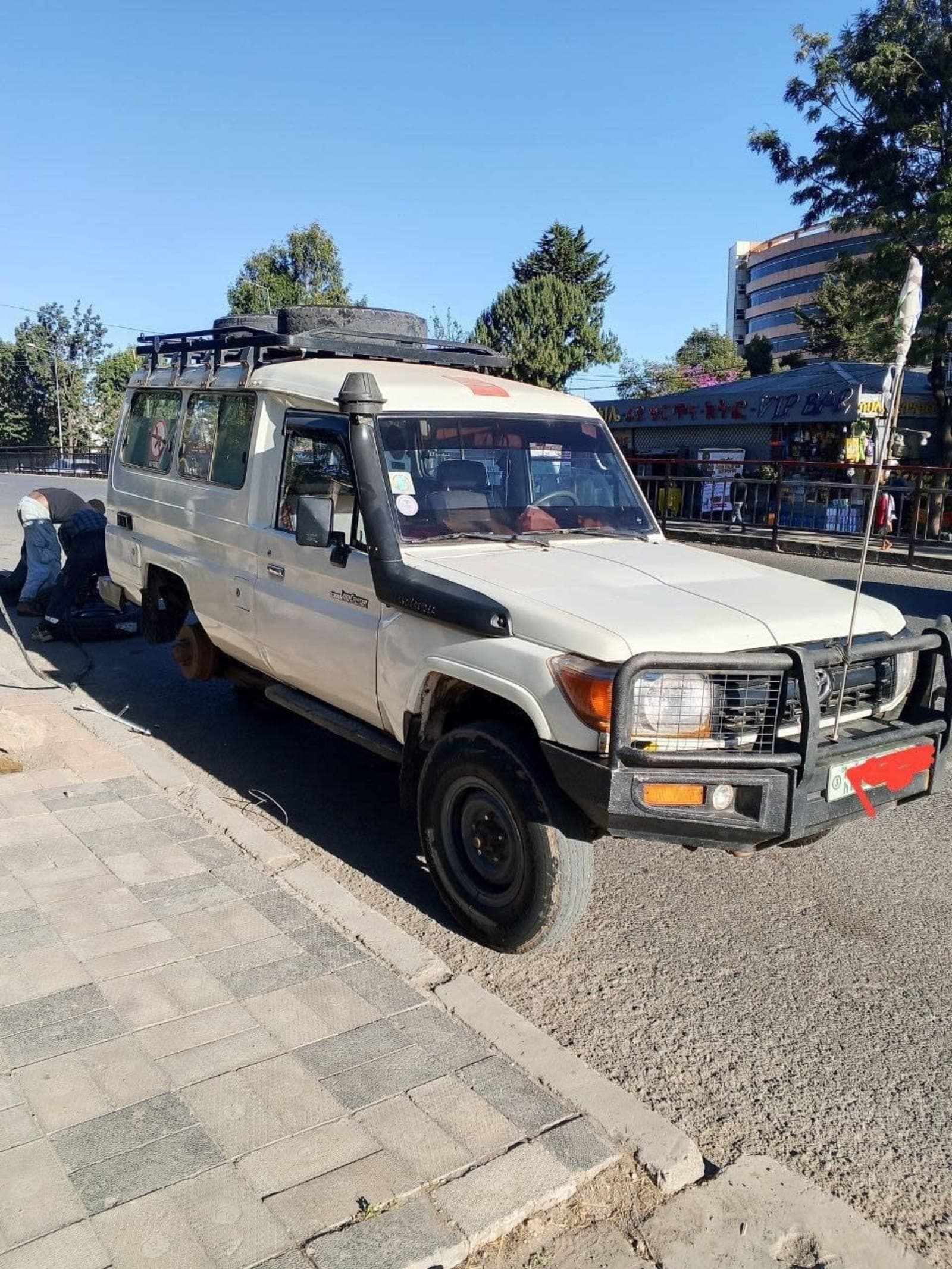 2009 Toyota Land Cruiser Long Base — photo 2