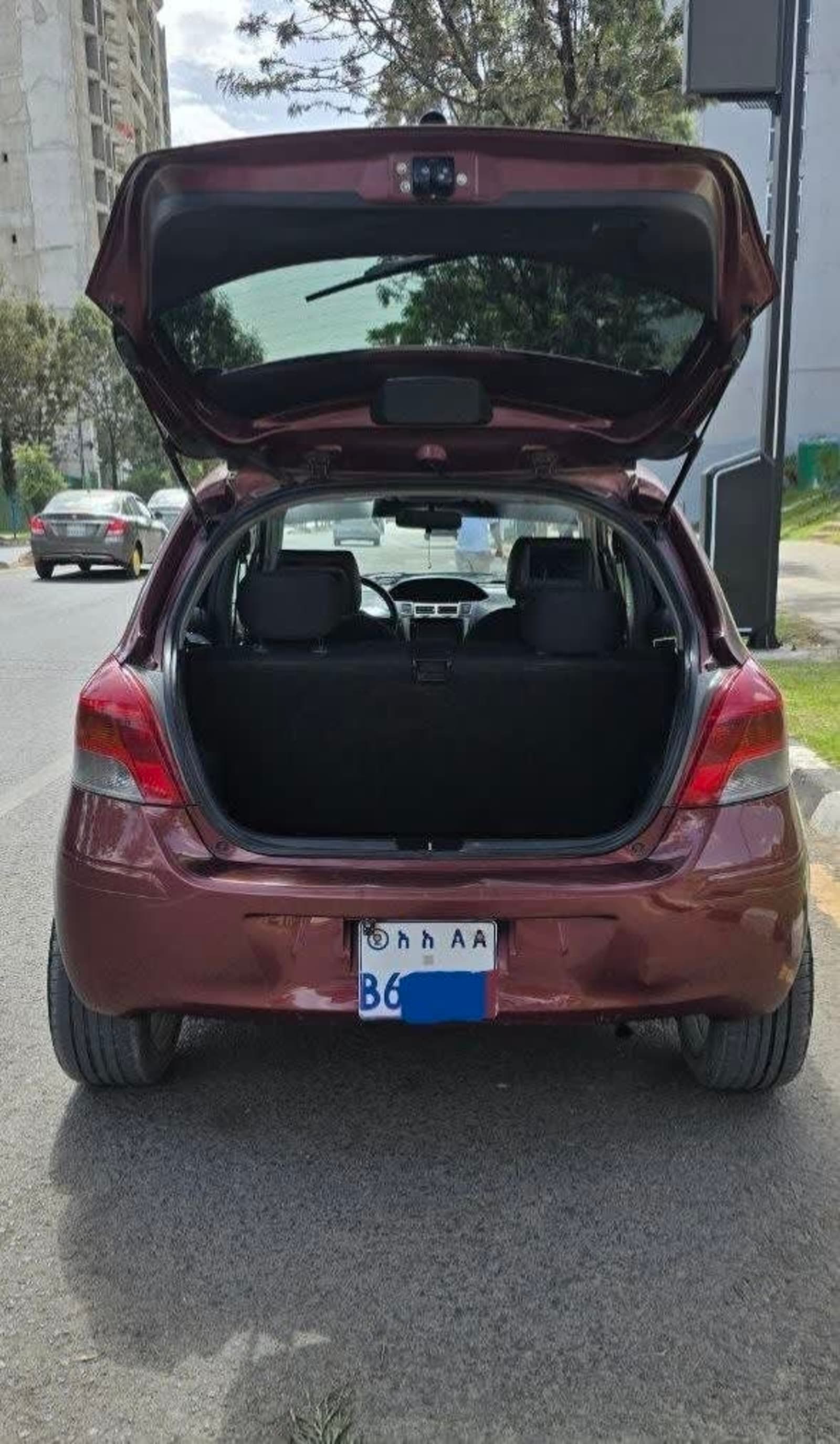 2010 Toyota Yaris Compact — photo 2