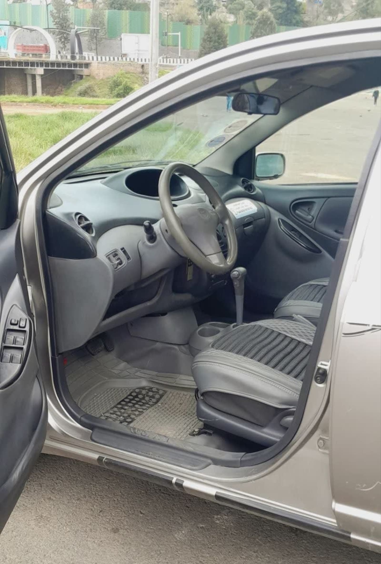 2001 Toyota Vitz — photo 6