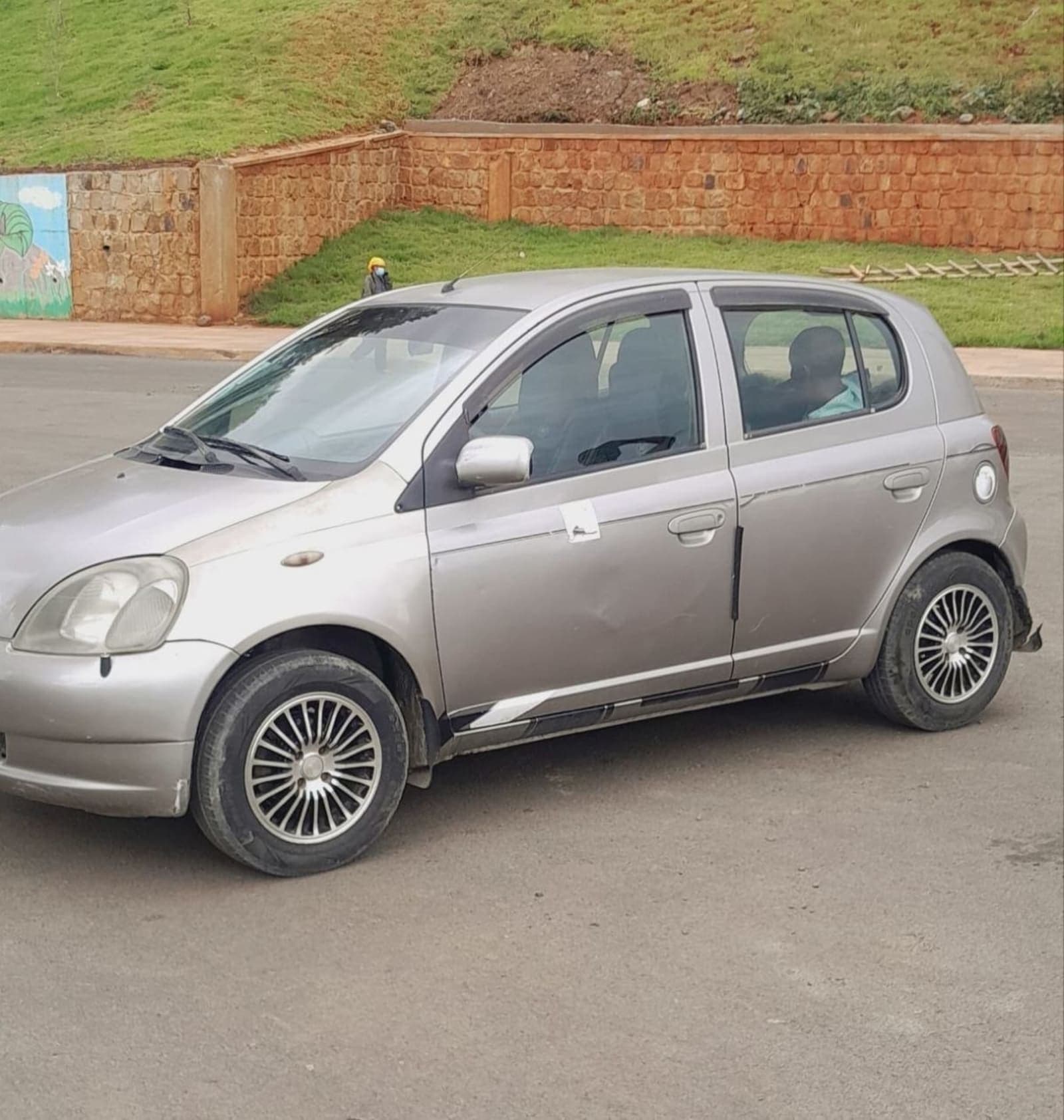 2001 Toyota Vitz — photo 7