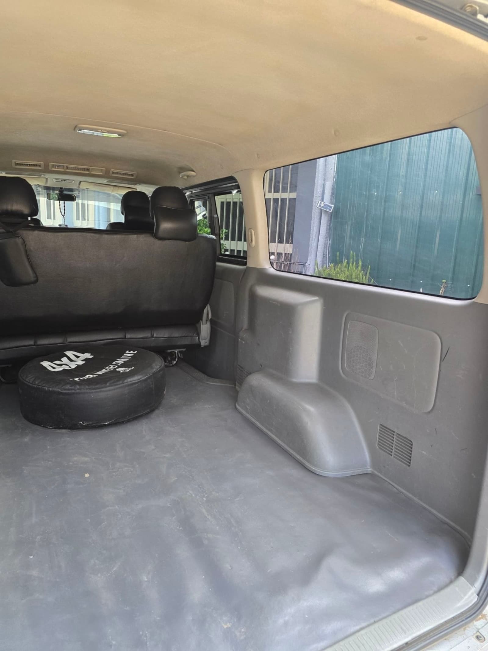 2008 Toyota Hiace — photo 2