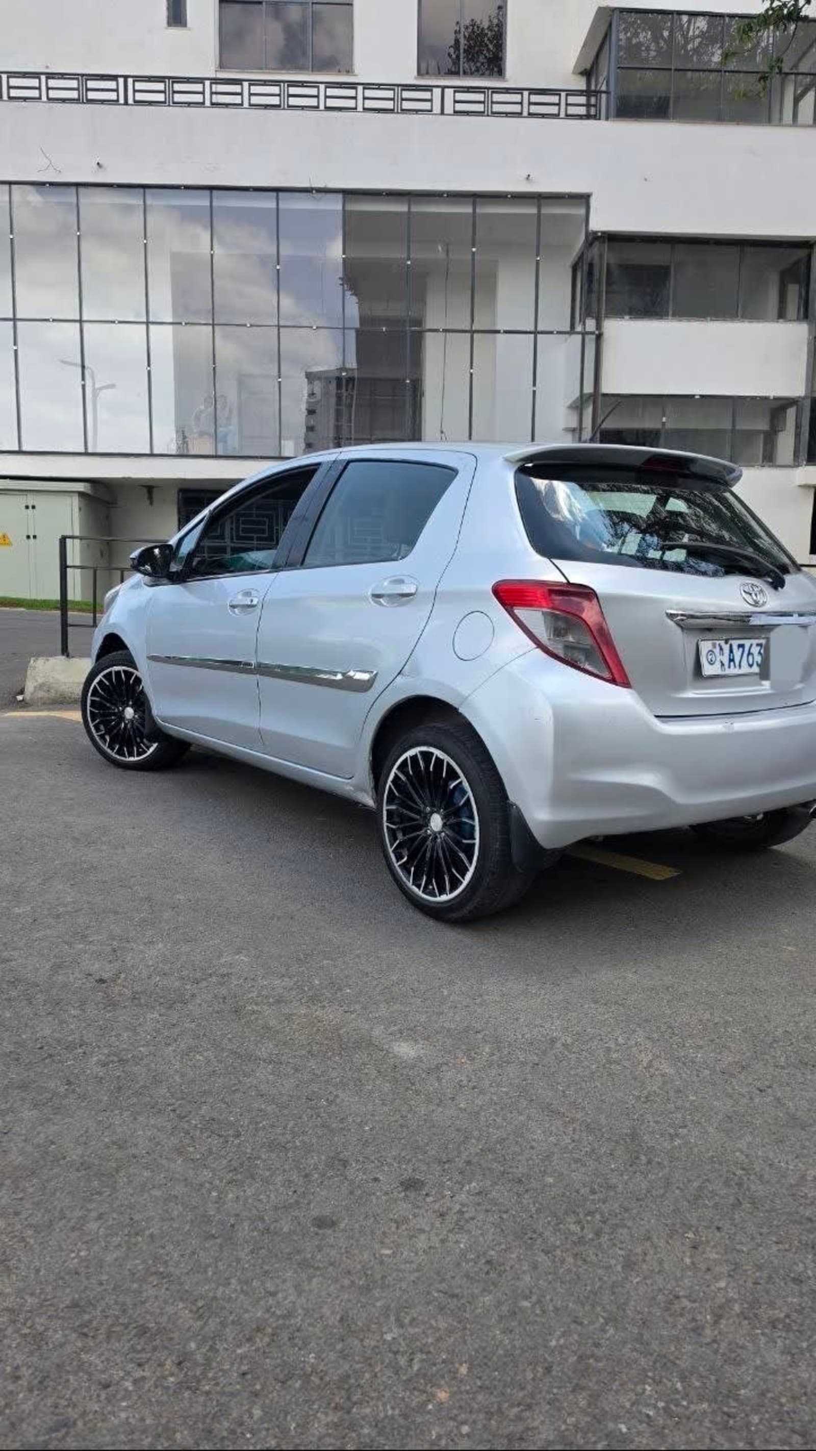 2012 Toyota Yaris Compact — photo 4