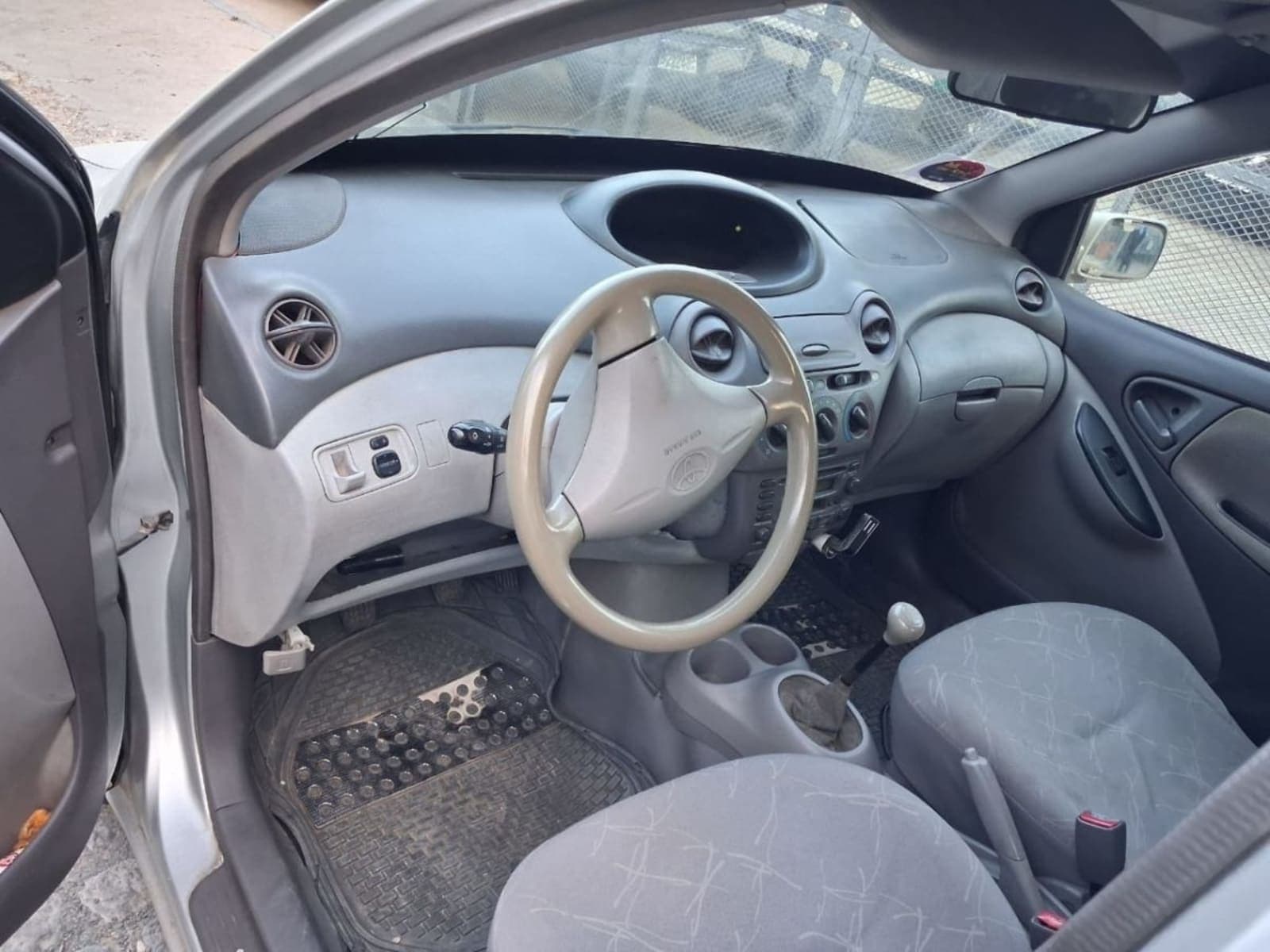 2001 Toyota Platz — photo 2