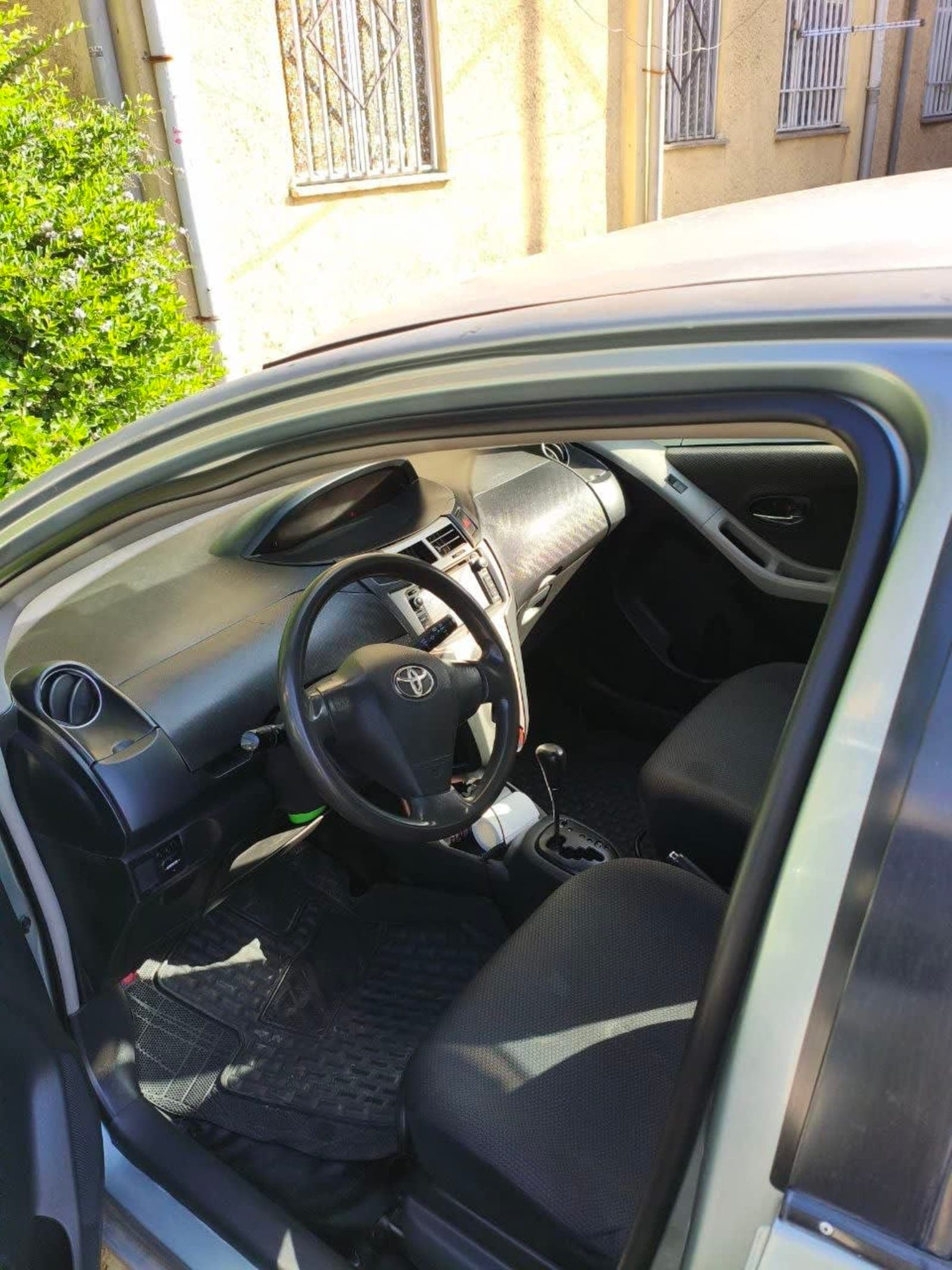 2010 Toyota Compact Yaris — photo 3