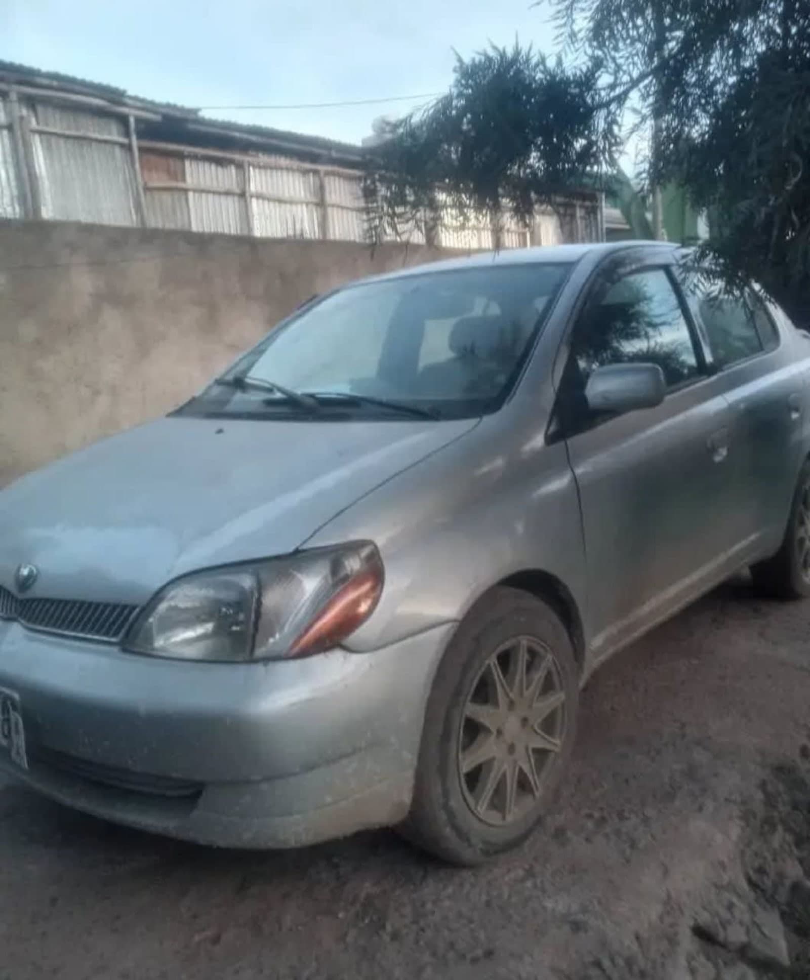 2001 Toyota Platz โ photo 1