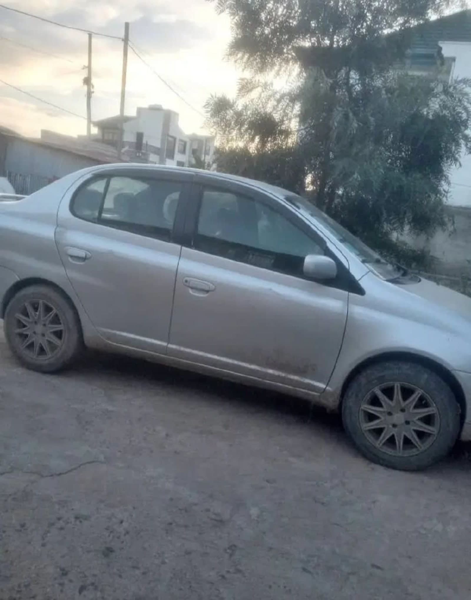 2001 Toyota Platz โ photo 3