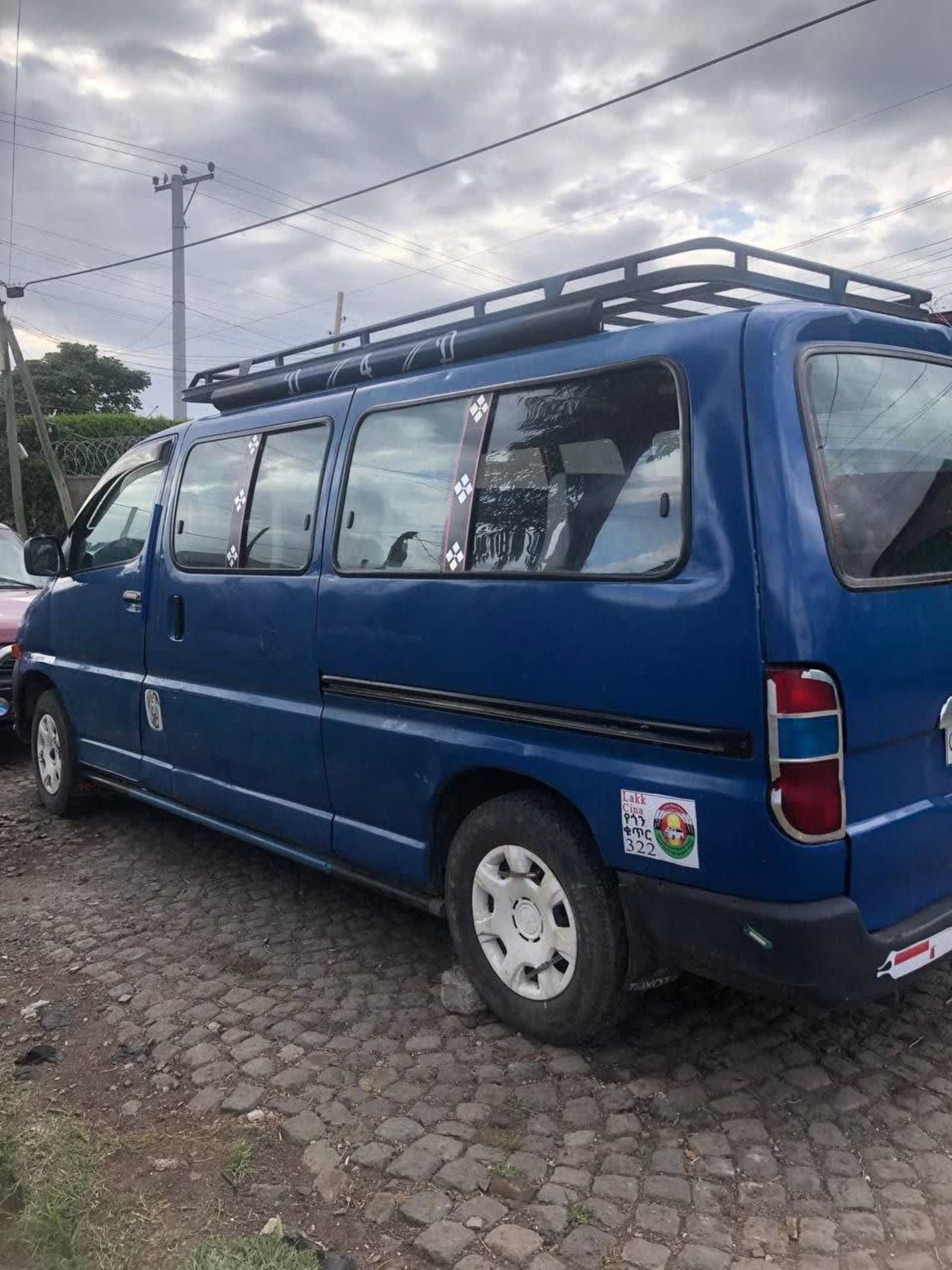 2000 Toyota HiAce Dolfin — photo 2